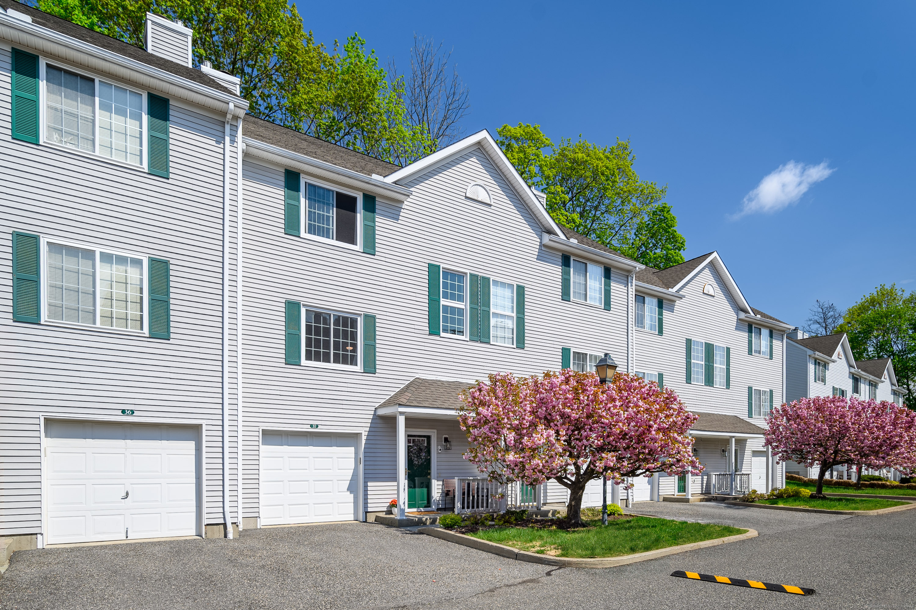 Property for Sale at 14 South Street 37, Danbury, Connecticut - Bedrooms: 2 
Bathrooms: 2 
Rooms: 6  - $375,000