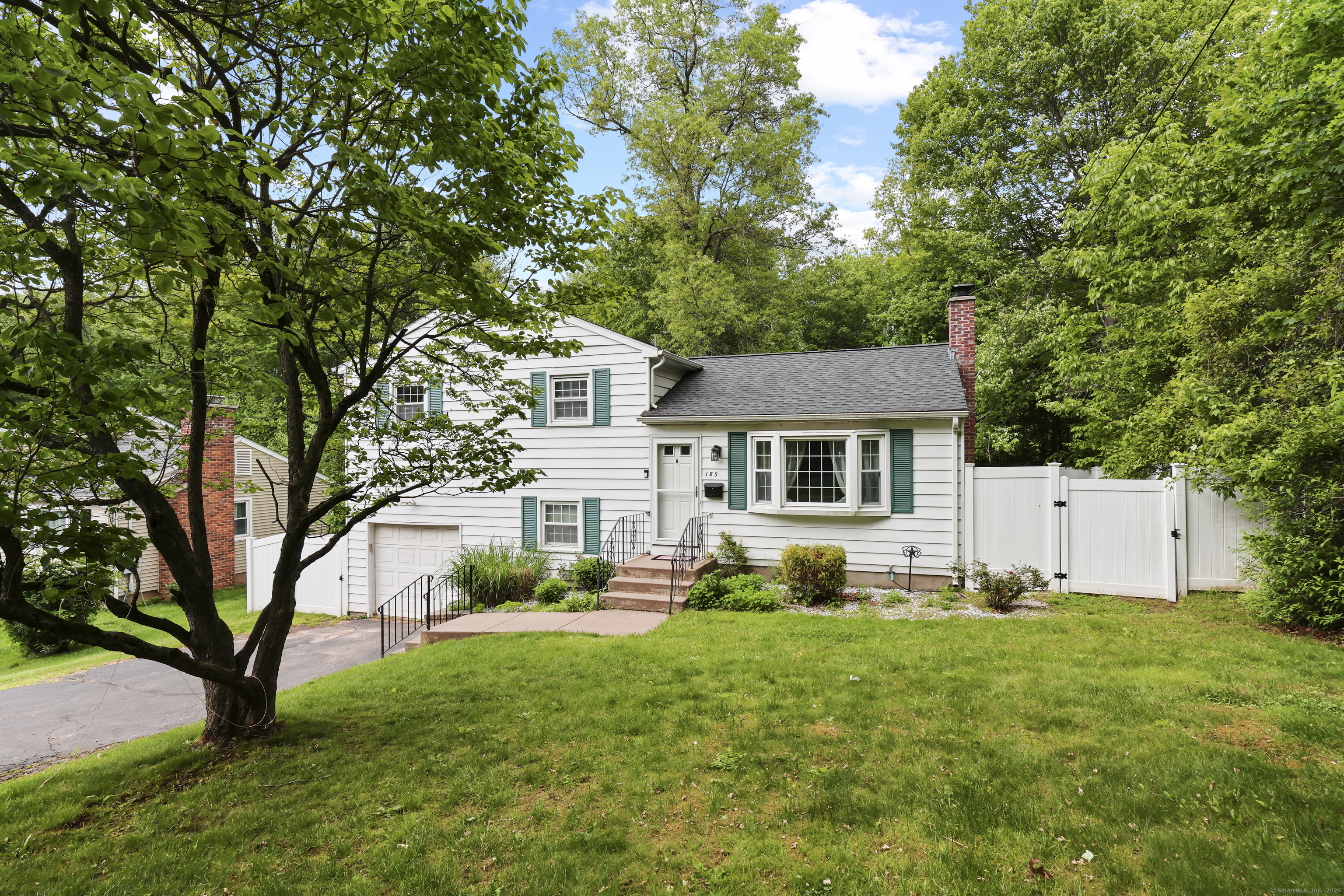 Property for Sale at Knollwood Road, Newington, Connecticut - Bedrooms: 4 
Bathrooms: 2 
Rooms: 7  - $375,000
