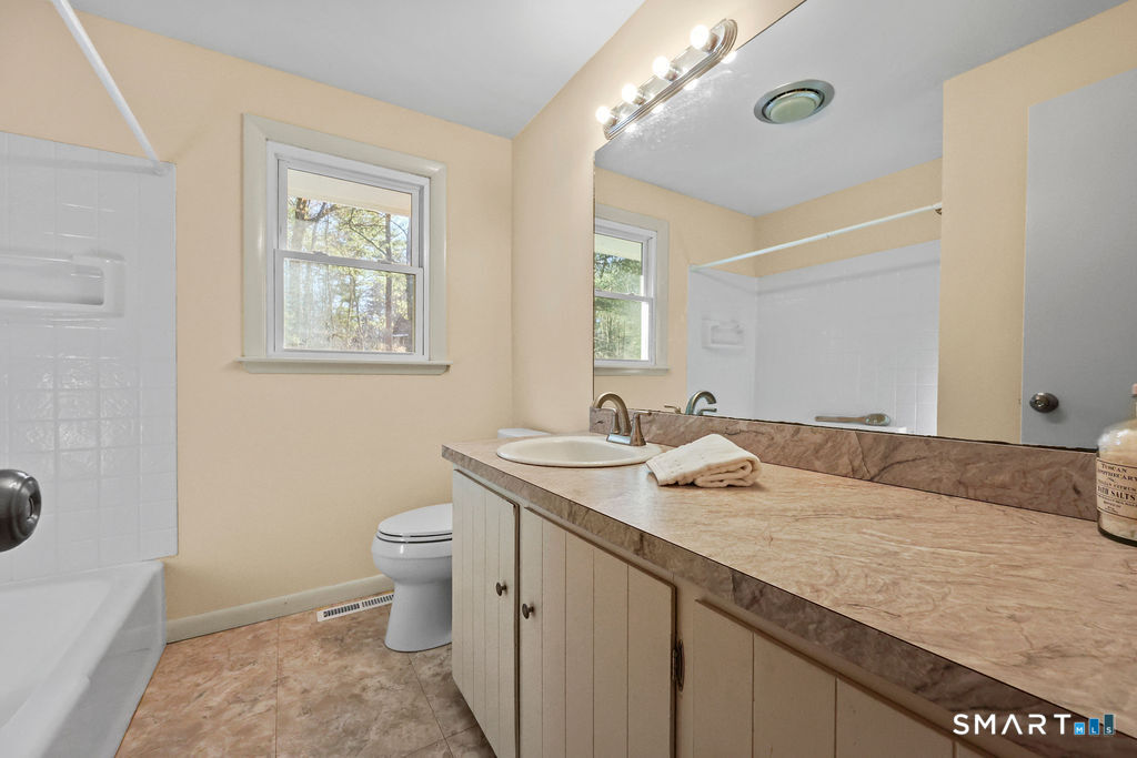 Burlington, Connecticut 06013, United States, 3 Bedrooms Bedrooms, ,2 BathroomsBathrooms,Residential,Active,255012