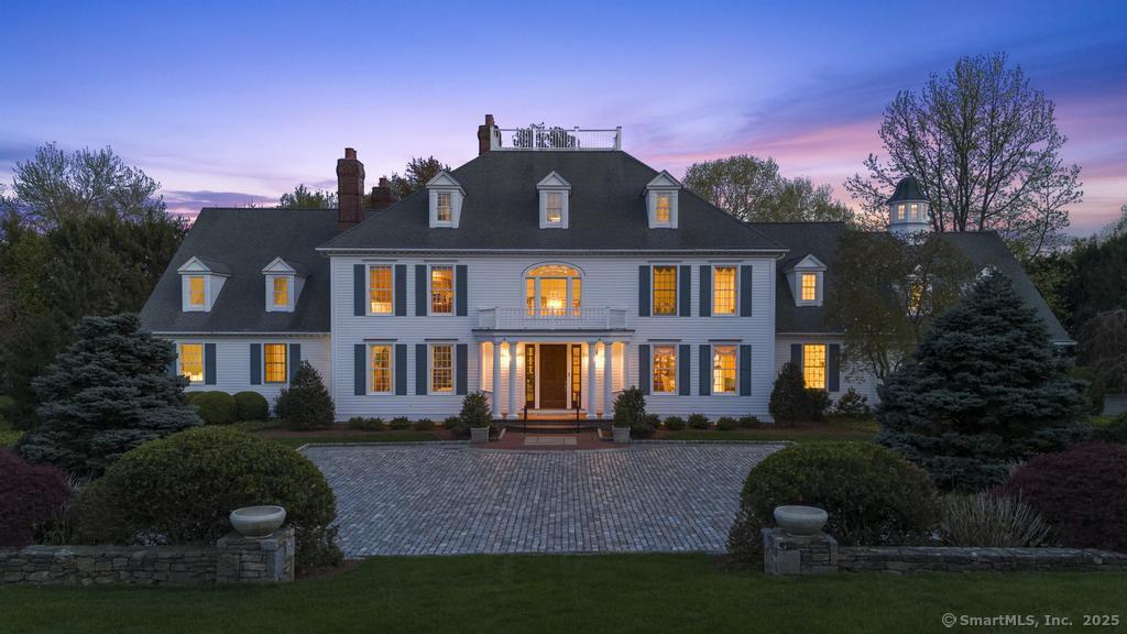 Queens Grant Drive, Fairfield, Connecticut - 6 Bedrooms  
7.5 Bathrooms  
14 Rooms - 