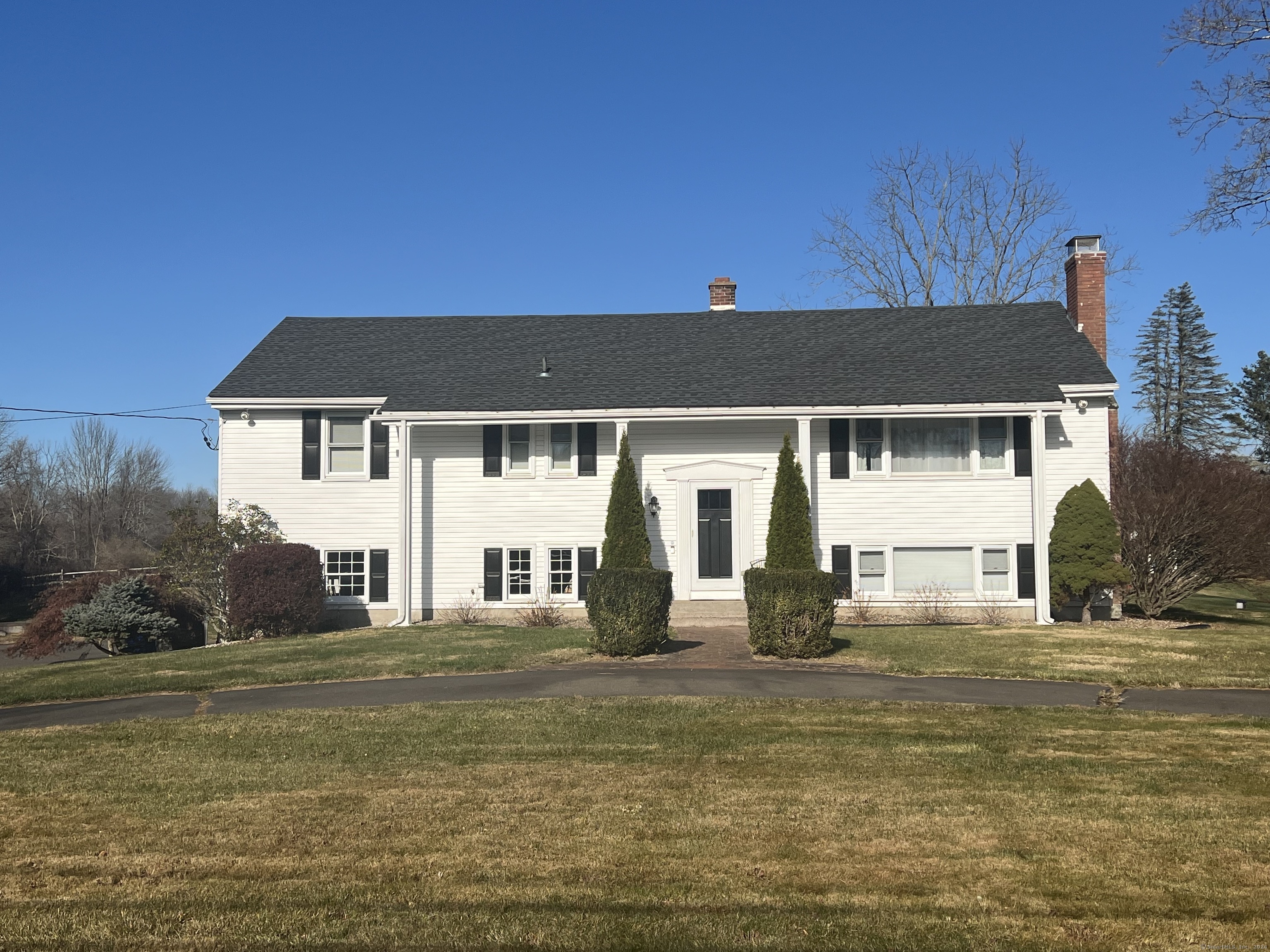 1090 Russell Avenue, Suffield, Connecticut - 4 Bedrooms  
3 Bathrooms  
9 Rooms - 