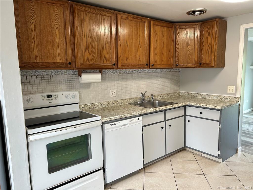 Photo 4 of 31 of 12 Lakeside Drive M townhome