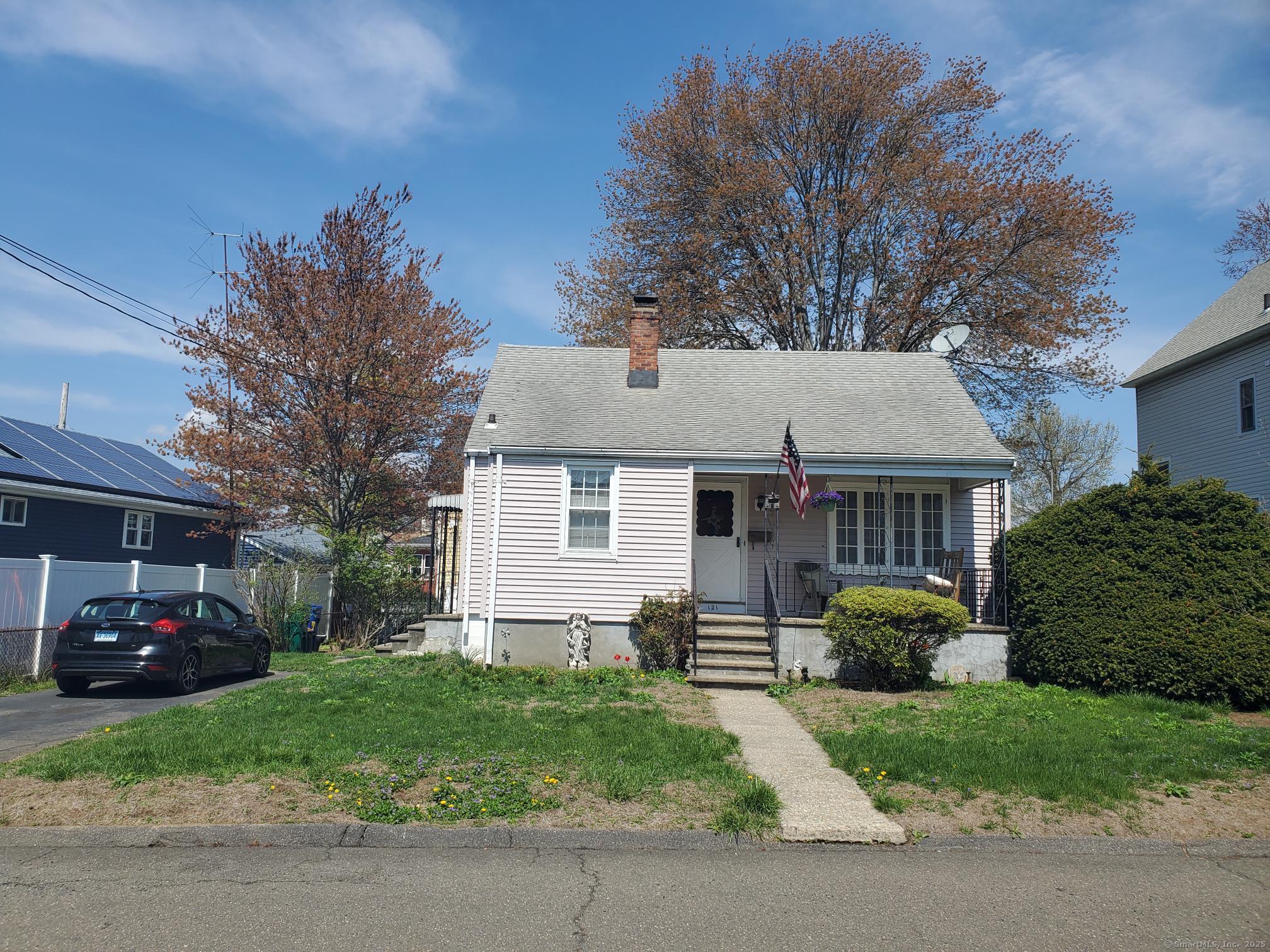 Victory Street, Stratford, Connecticut - 3 Bedrooms  
1 Bathrooms  
6 Rooms - 