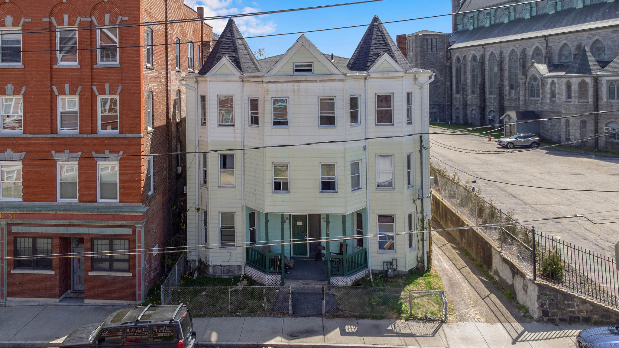 995 Bank Street