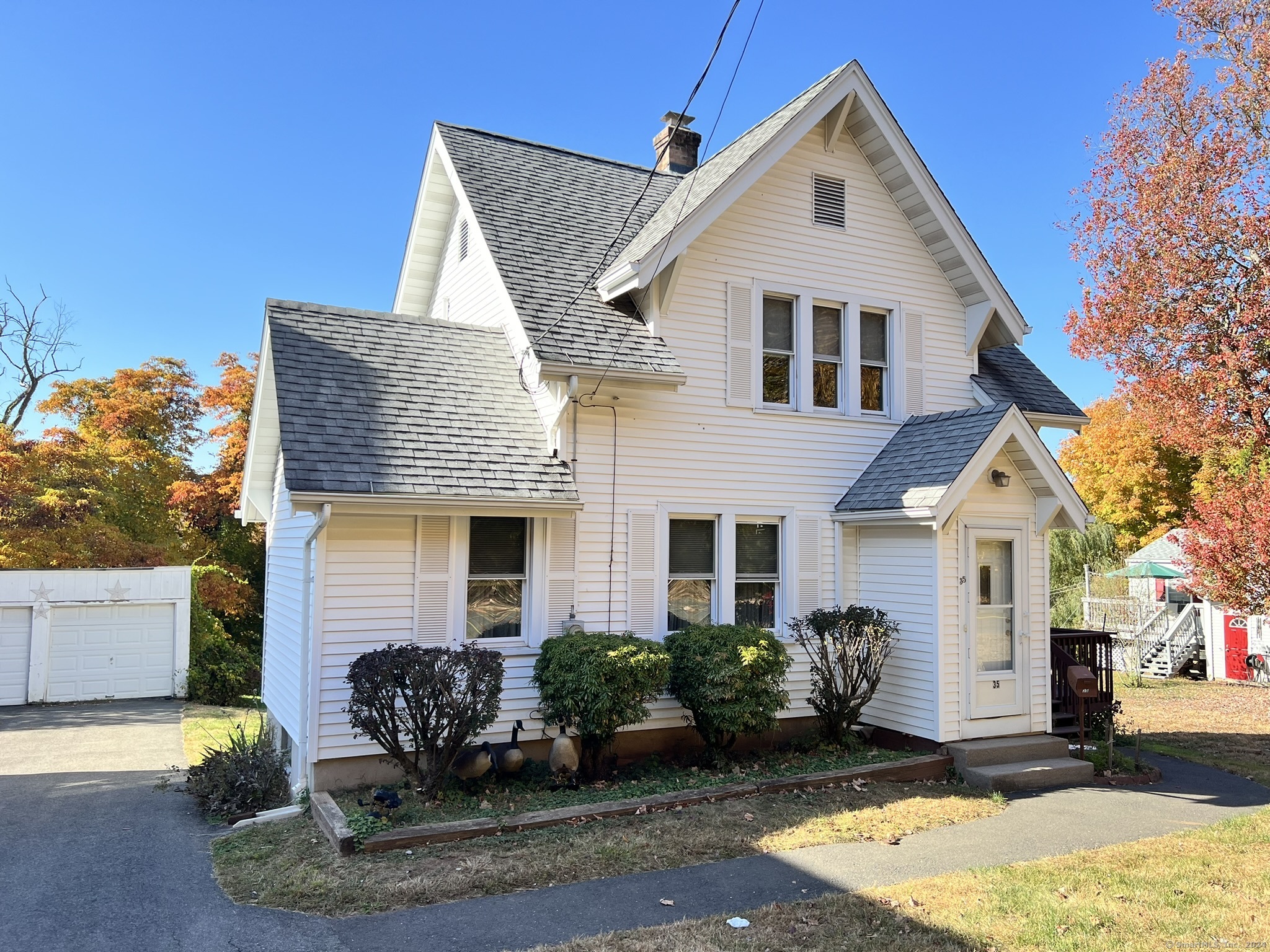 35 Grandview Avenue, Berlin, Connecticut - 2 Bedrooms  
1 Bathrooms  
4 Rooms - 