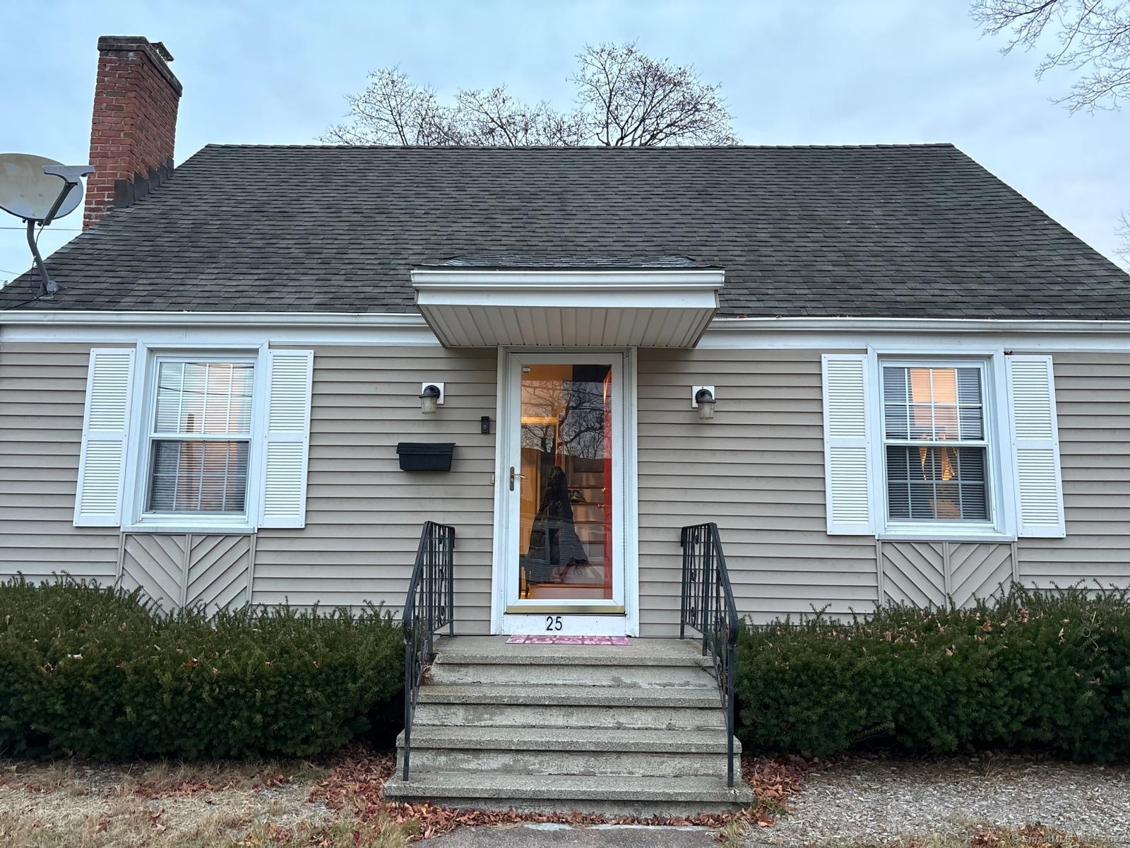 Palm Street, Manchester, Connecticut - 3 Bedrooms  
1 Bathrooms  
6 Rooms - 