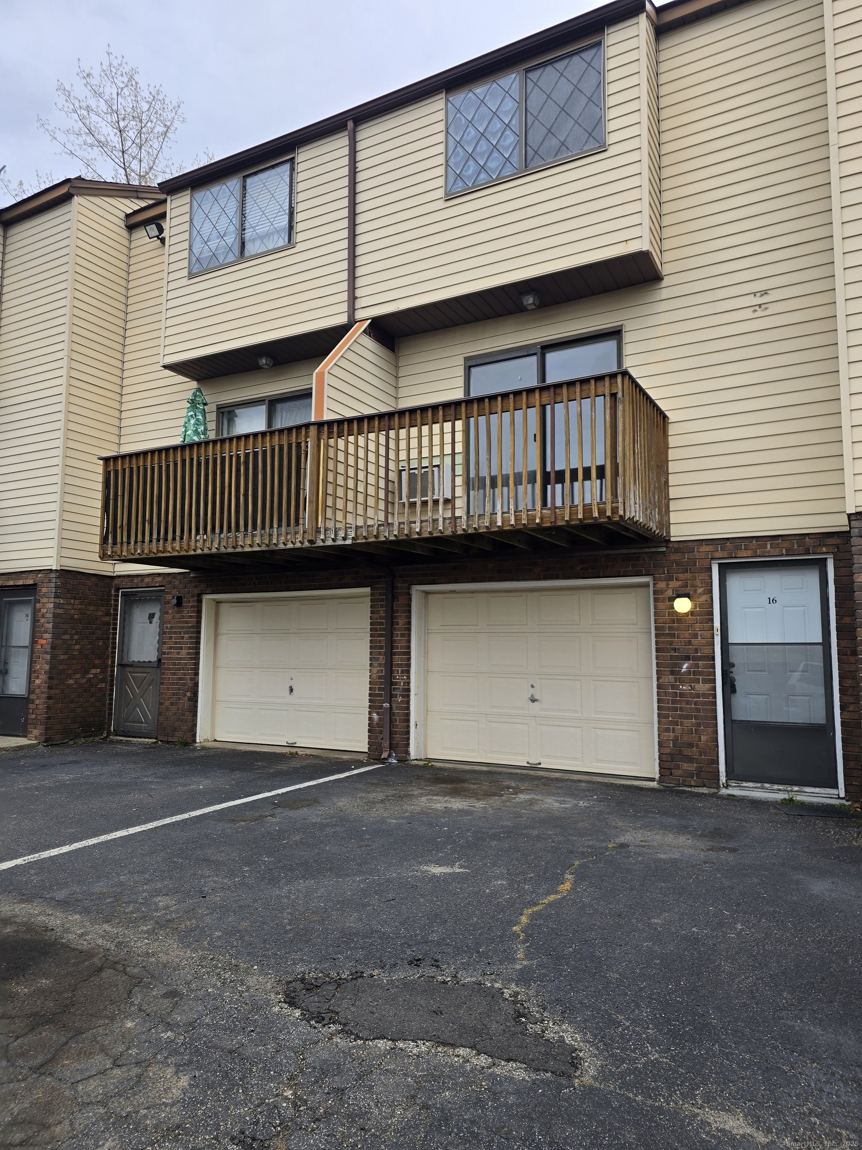 Rental Property at Craftwood Road 16, Waterbury, Connecticut - Bedrooms: 2 
Bathrooms: 2 
Rooms: 4  - $1,600 MO.