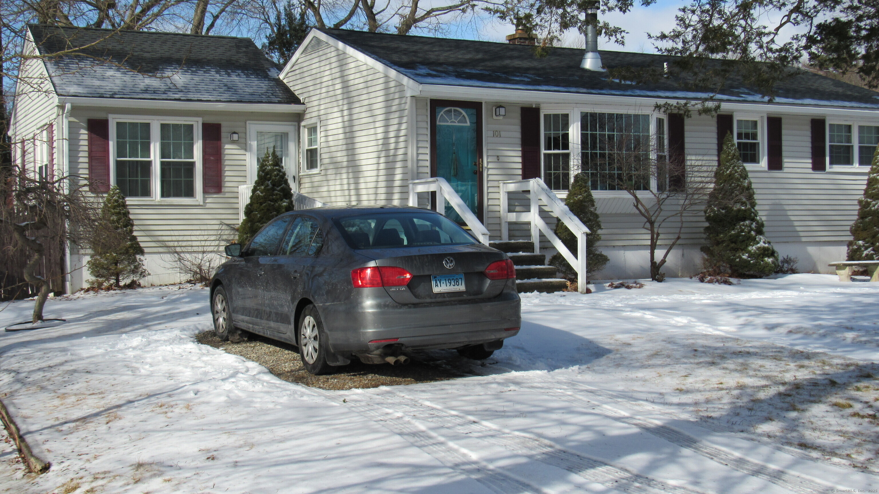 Hickory Lane, Wolcott, Connecticut - 3 Bedrooms  
2 Bathrooms  
5 Rooms - 