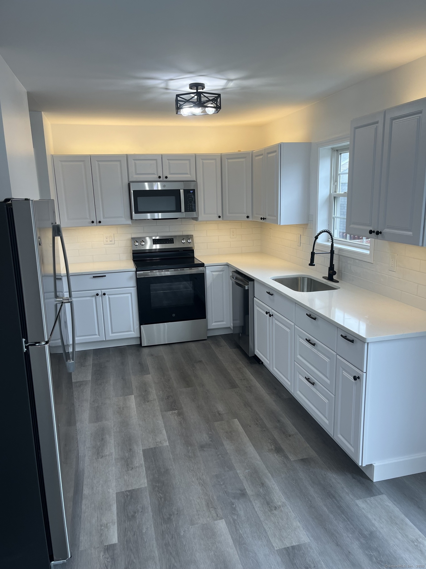 Property for Sale at Stonefield Drive 19, Waterbury, Connecticut - Bedrooms: 3 
Bathrooms: 2 
Rooms: 6  - $222,222