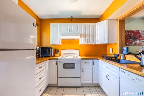 Condo For Sale - 4 Woods Way #4<br/> Litchfield County, Woodbury, CT 06798