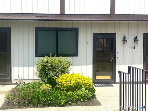 Photo of 27 Crows Nest Lane #4B, Danbury, CT 06810 (MLS # 24150137)