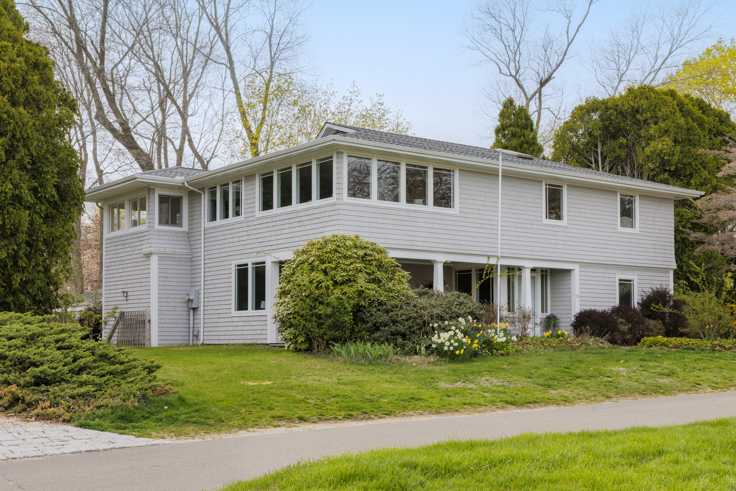 Oak Avenue, Madison, Connecticut - 4 Bedrooms  
3 Bathrooms  
6 Rooms - 