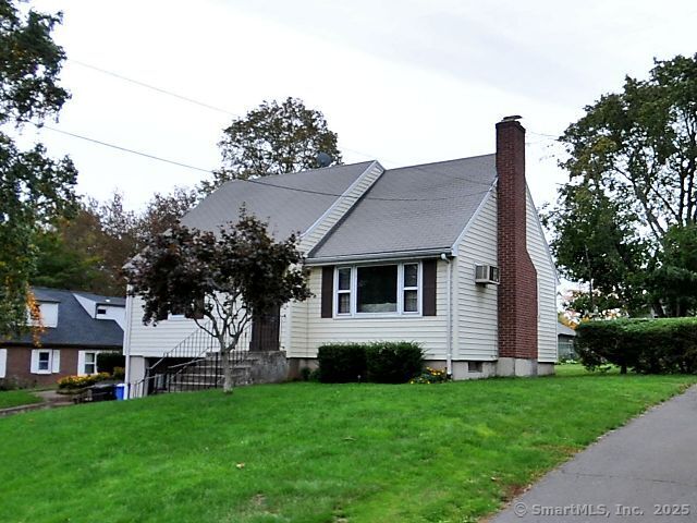 Eton Place, New Britain, Connecticut - 4 Bedrooms  
2 Bathrooms  
7 Rooms - 