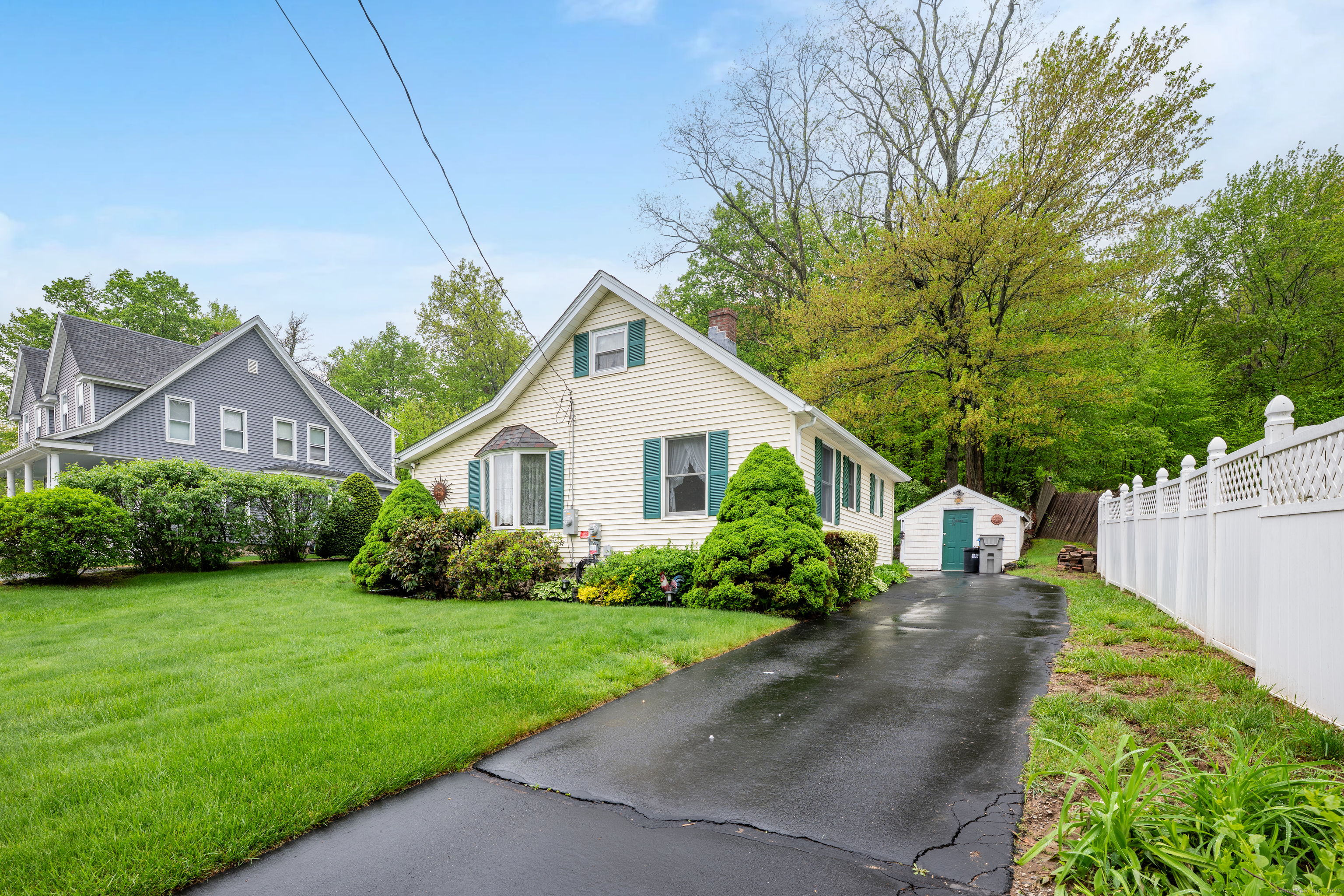 Smith Street, Bristol, Connecticut - 1 Bedrooms  
1 Bathrooms  
4 Rooms - 