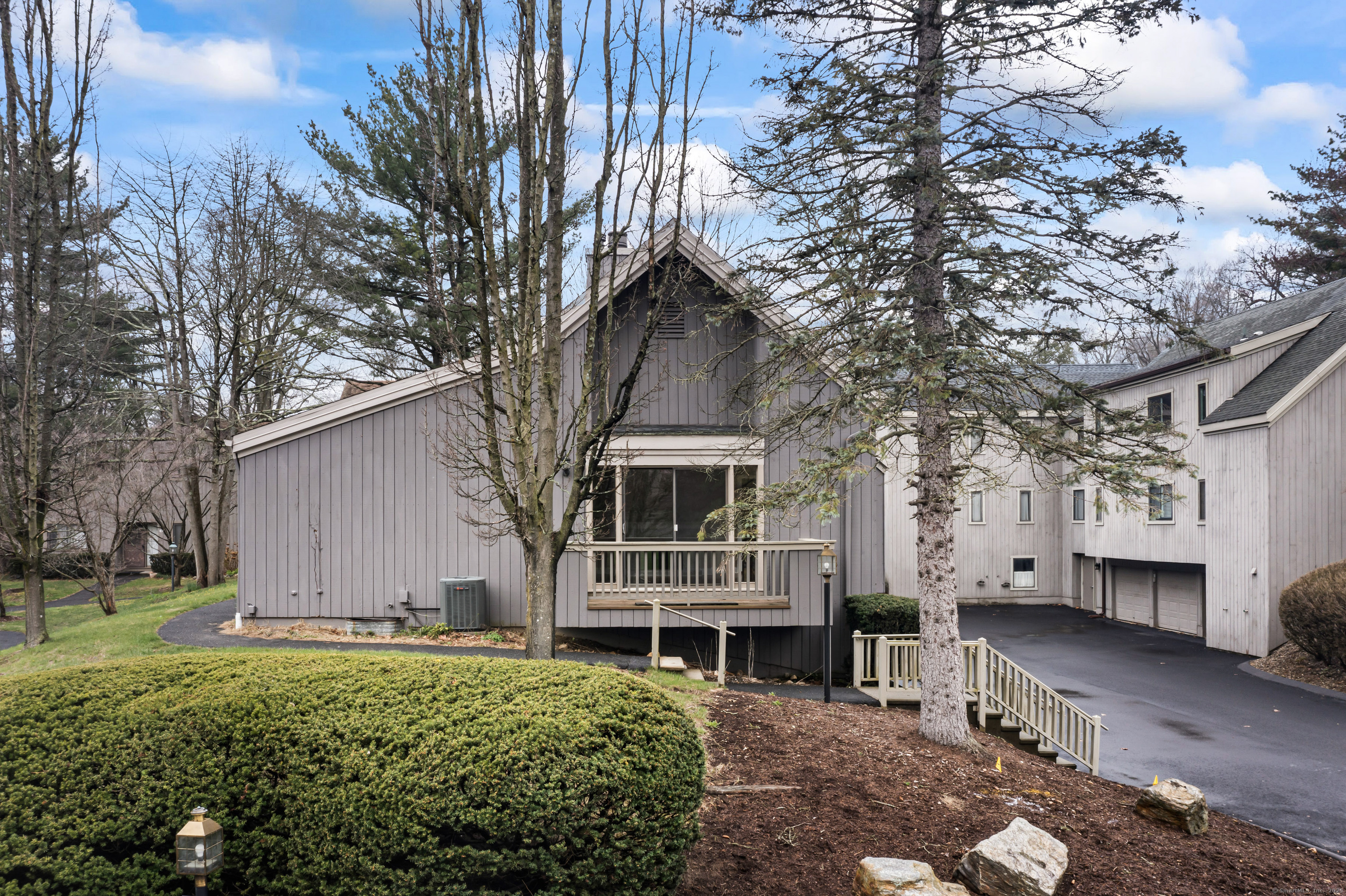 Algonquin Lane B, Stratford, Connecticut - 1 Bedrooms  
2 Bathrooms  
3 Rooms - 