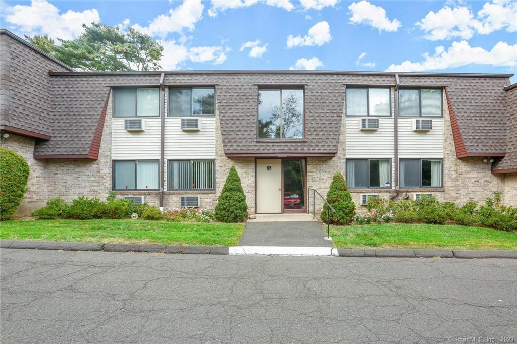 Strawberry Hill Avenue C8, Stamford, Connecticut - 2 Bedrooms  
2 Bathrooms  
4 Rooms - 