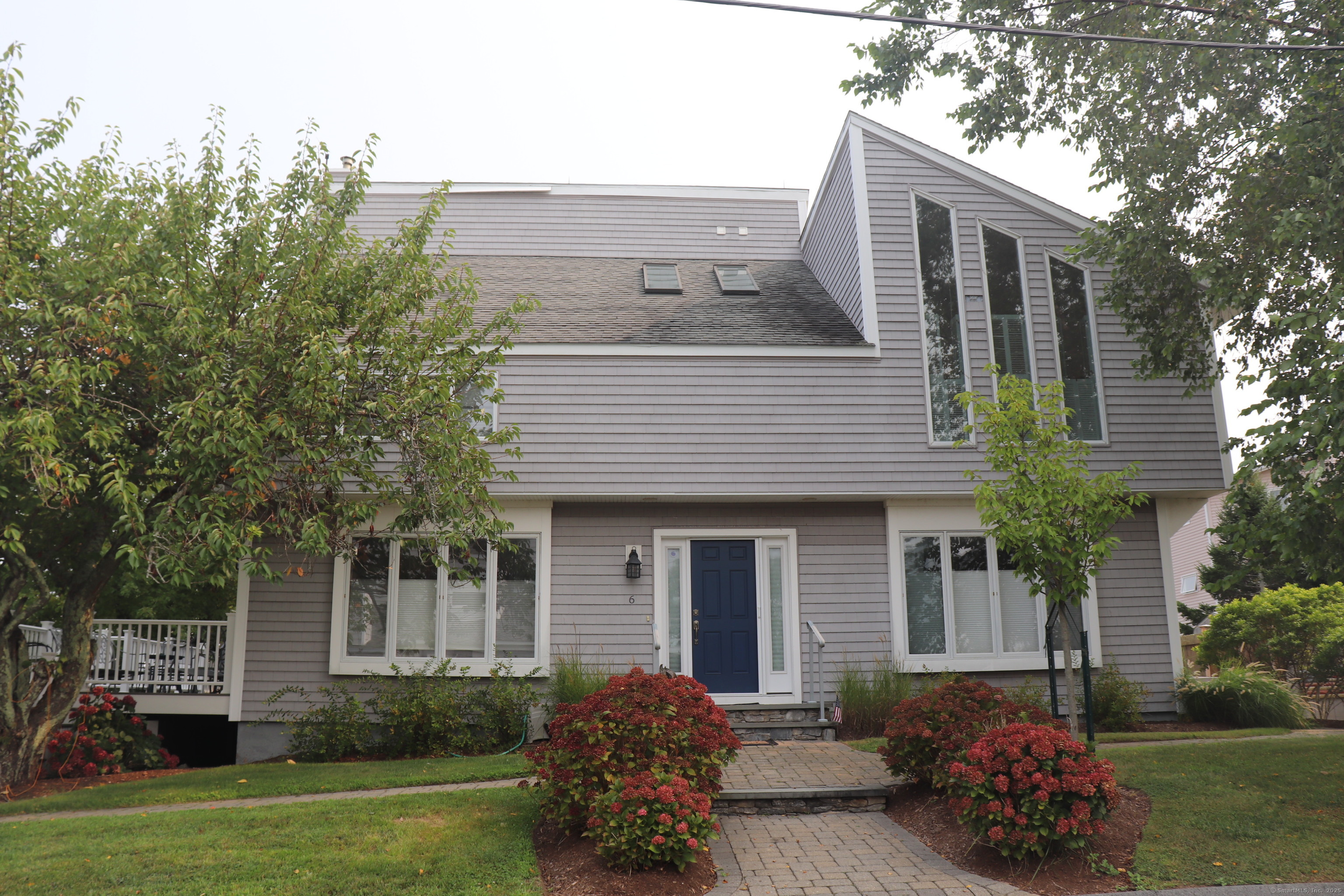Leeway Drive, Westbrook, Connecticut - 3 Bedrooms  
3 Bathrooms  
8 Rooms - 