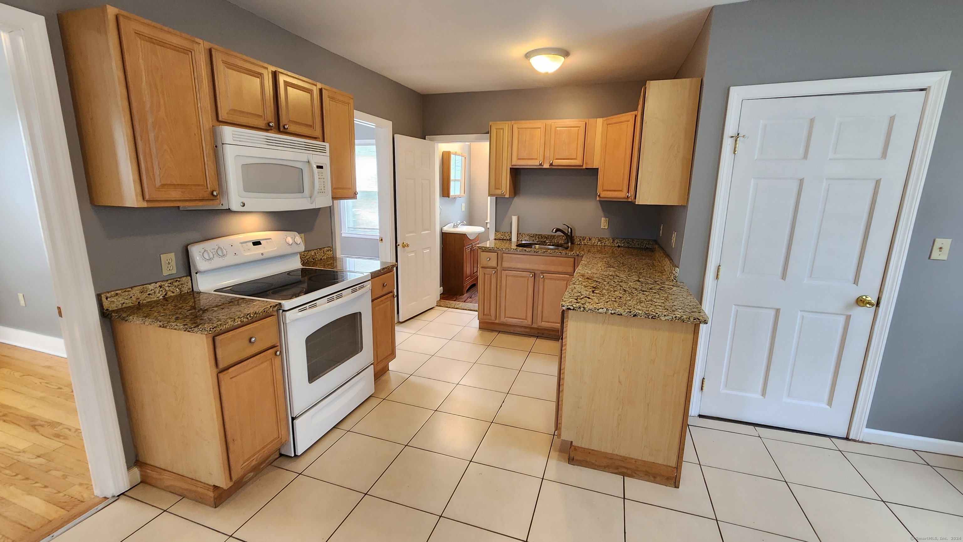 New Britain, Connecticut 06051, United States, 2 Bedrooms Bedrooms, ,2 BathroomsBathrooms,Residential,Pending,134327