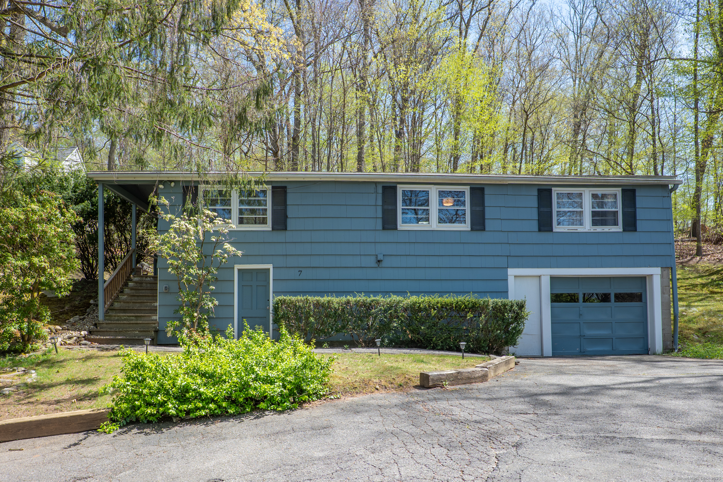 7 Greenwich Drive, Southbury, Connecticut image 1