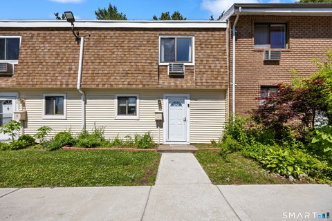 Photo of 7 Sutton Place #7, Bloomfield, CT 06002 (MLS # 24179376)