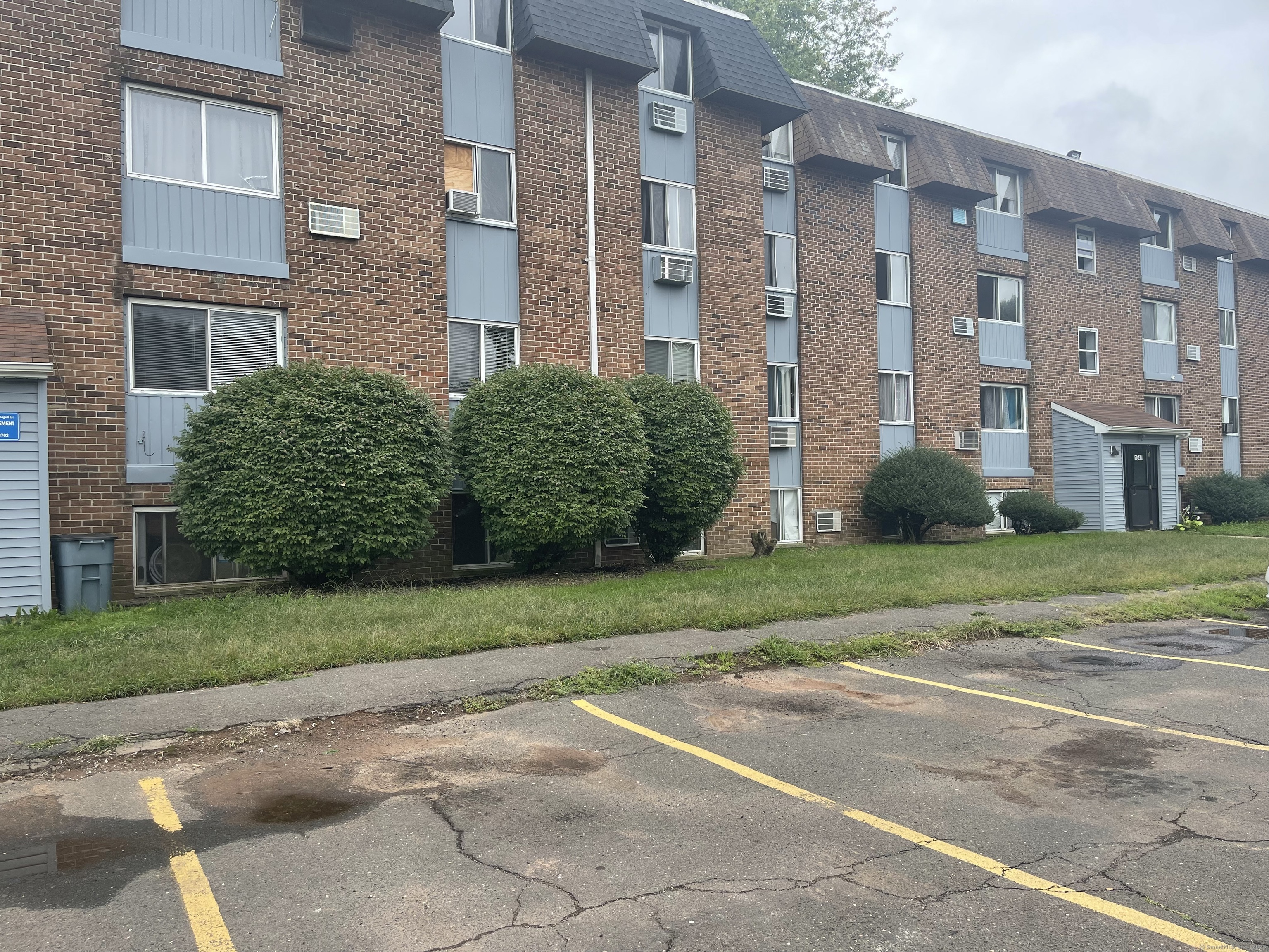 Old Colony Rd Road 24, Meriden, Connecticut - 2 Bedrooms  
1 Bathrooms  
5 Rooms - 