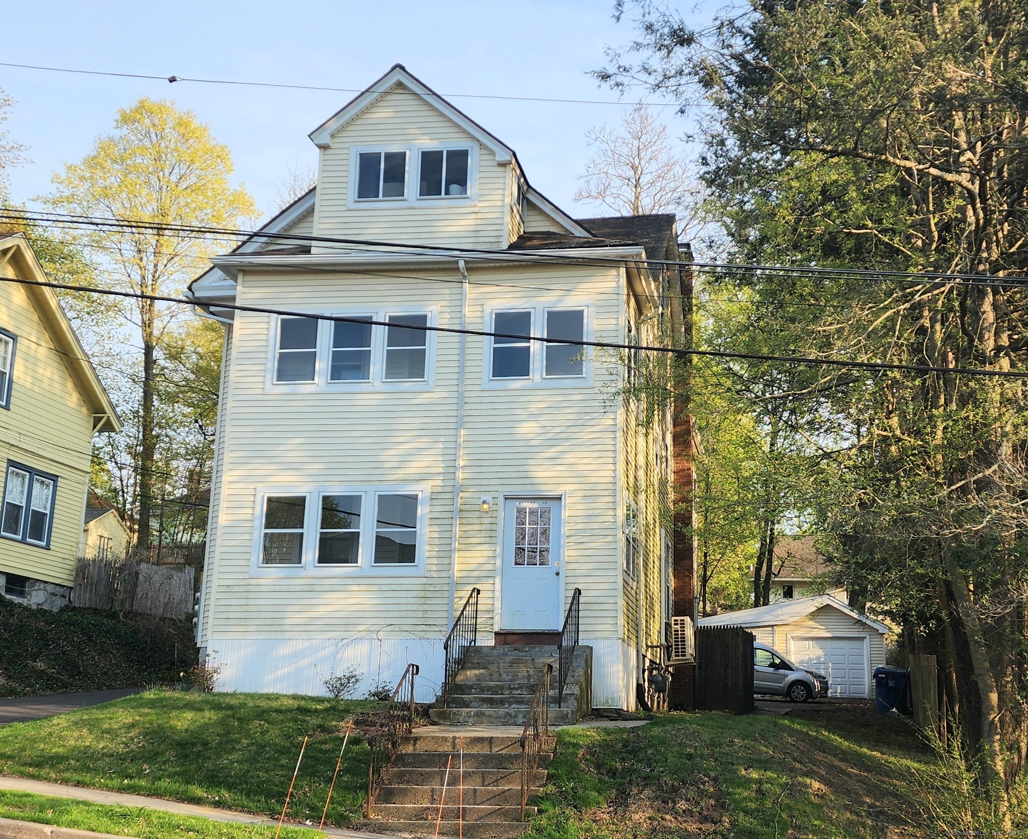 Wooding Street, Bristol, Connecticut - 2 Bedrooms  
1 Bathrooms  
5 Rooms - 