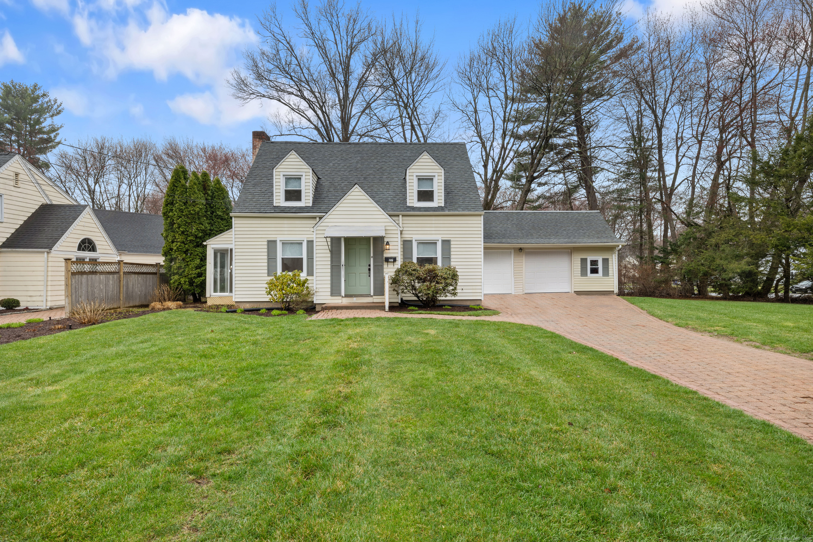 Tecumseh Road, West Hartford, Connecticut - 3 Bedrooms  
2 Bathrooms  
6 Rooms - 