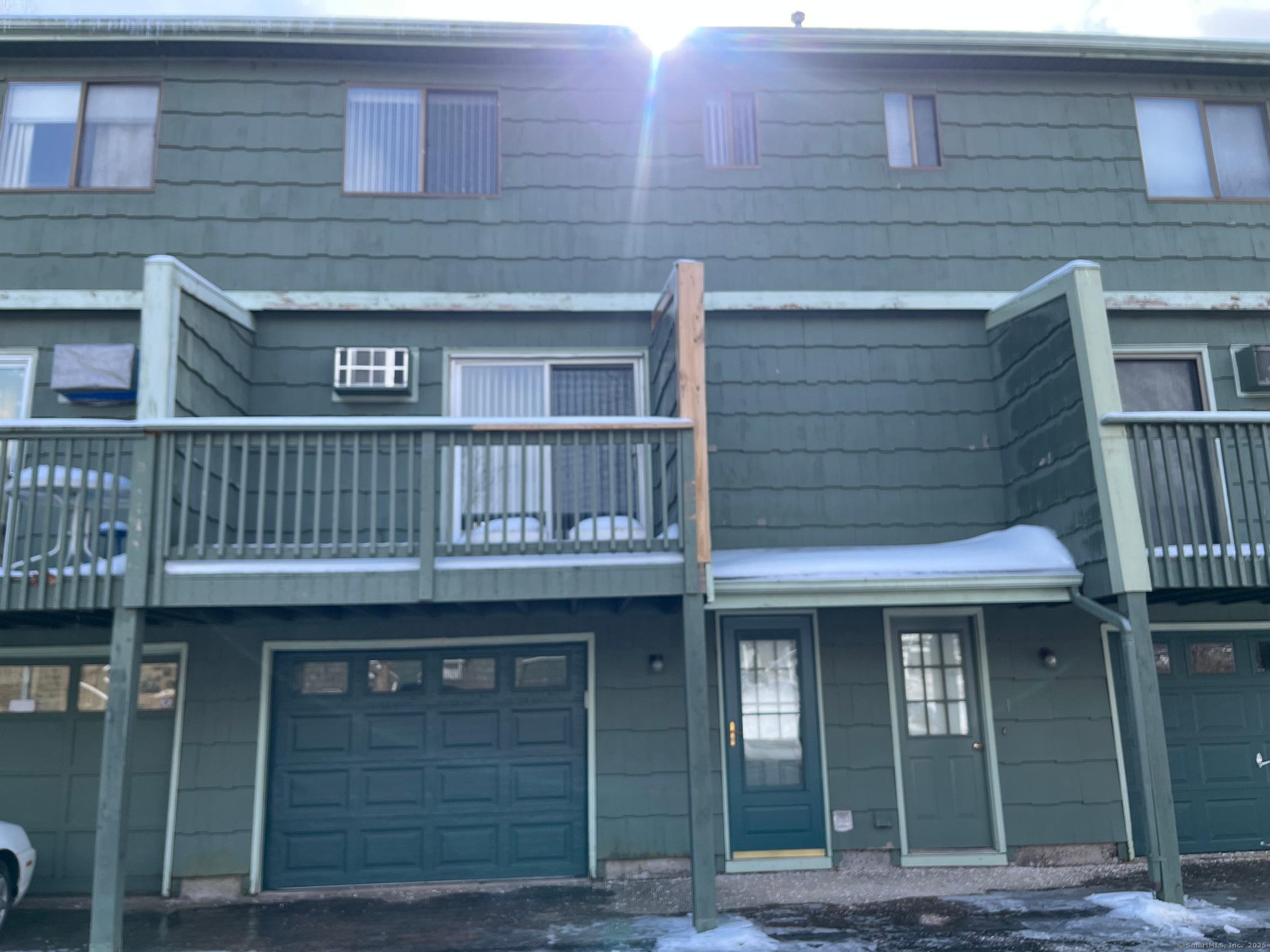 Meriden Road Apt 1-2, Waterbury, Connecticut - 2 Bedrooms  
2 Bathrooms  
5 Rooms - 