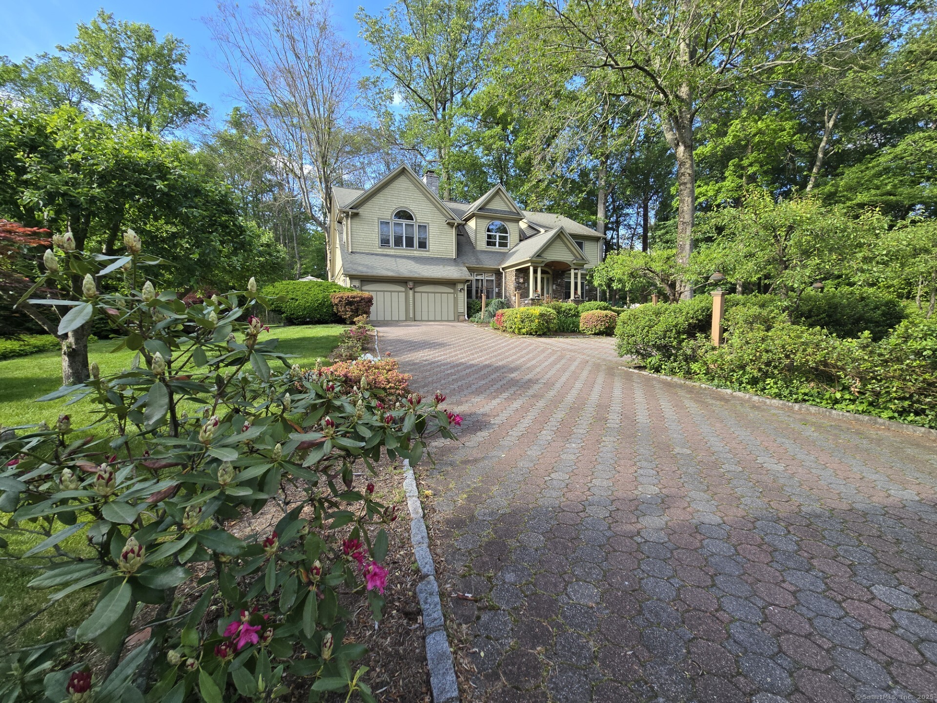 Fullmar Lane, Norwalk, Connecticut - 4 Bedrooms  
3 Bathrooms  
10 Rooms - 
