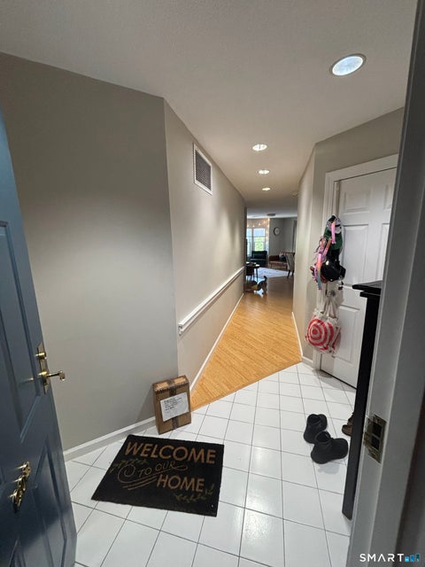 Condo For Rent - 15 Highland Street #202<br/> Hartford County, West Hartford, CT 06119