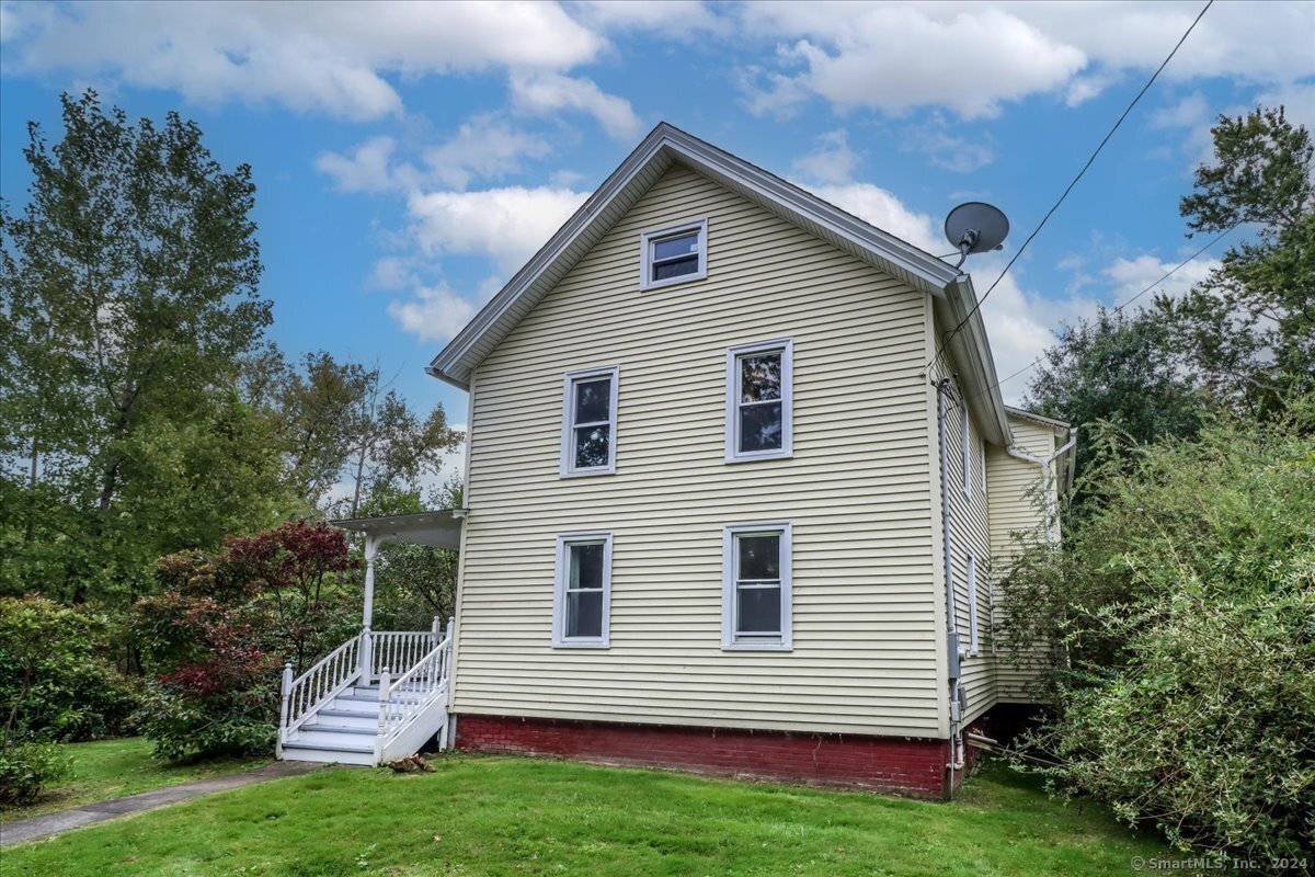 Pleasant Street, Windsor, Connecticut - 4 Bedrooms  
2 Bathrooms  
9 Rooms - 