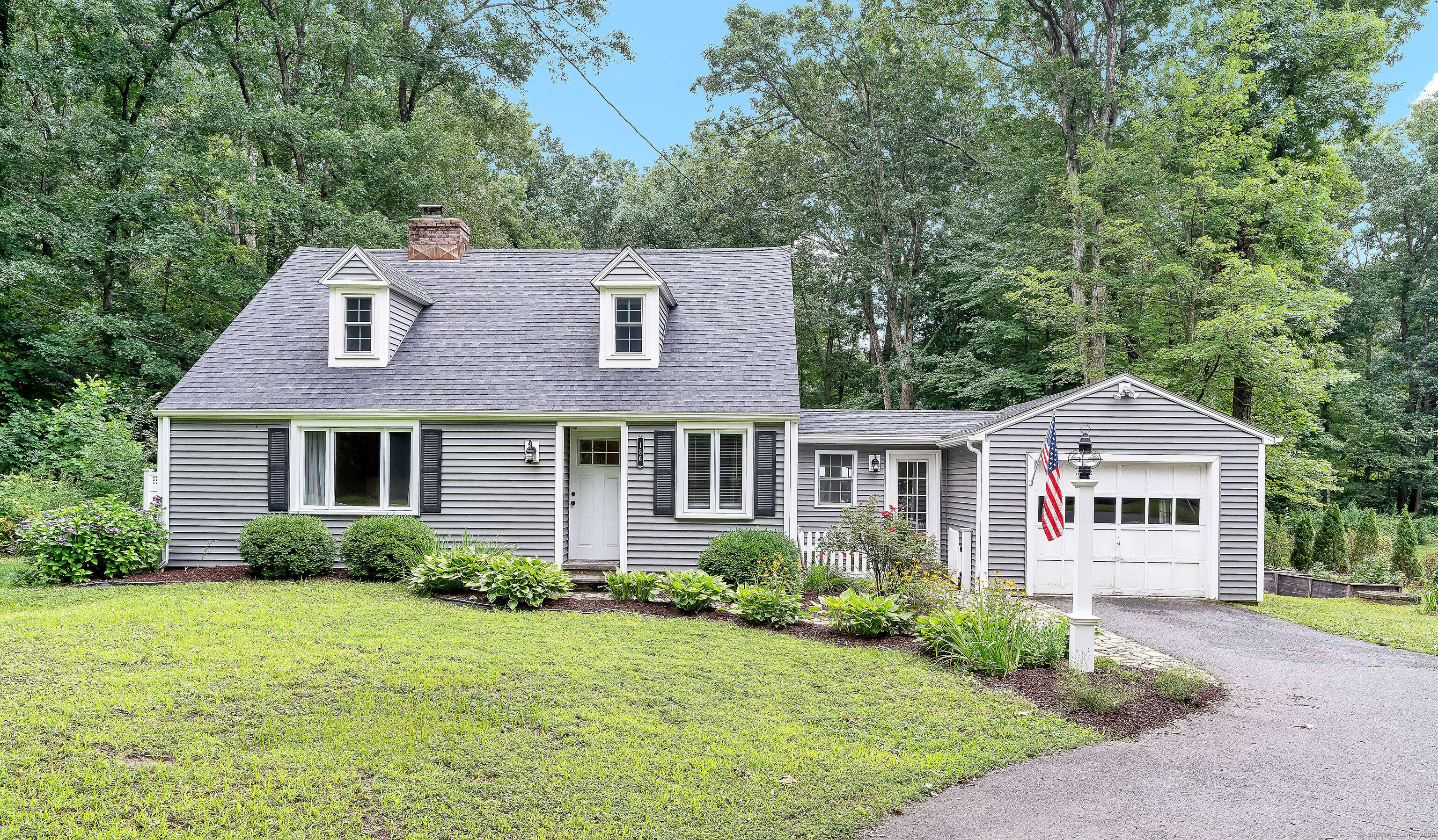 186 W Mountain Road, Simsbury, Connecticut - 3 Bedrooms  
2 Bathrooms  
9 Rooms - 