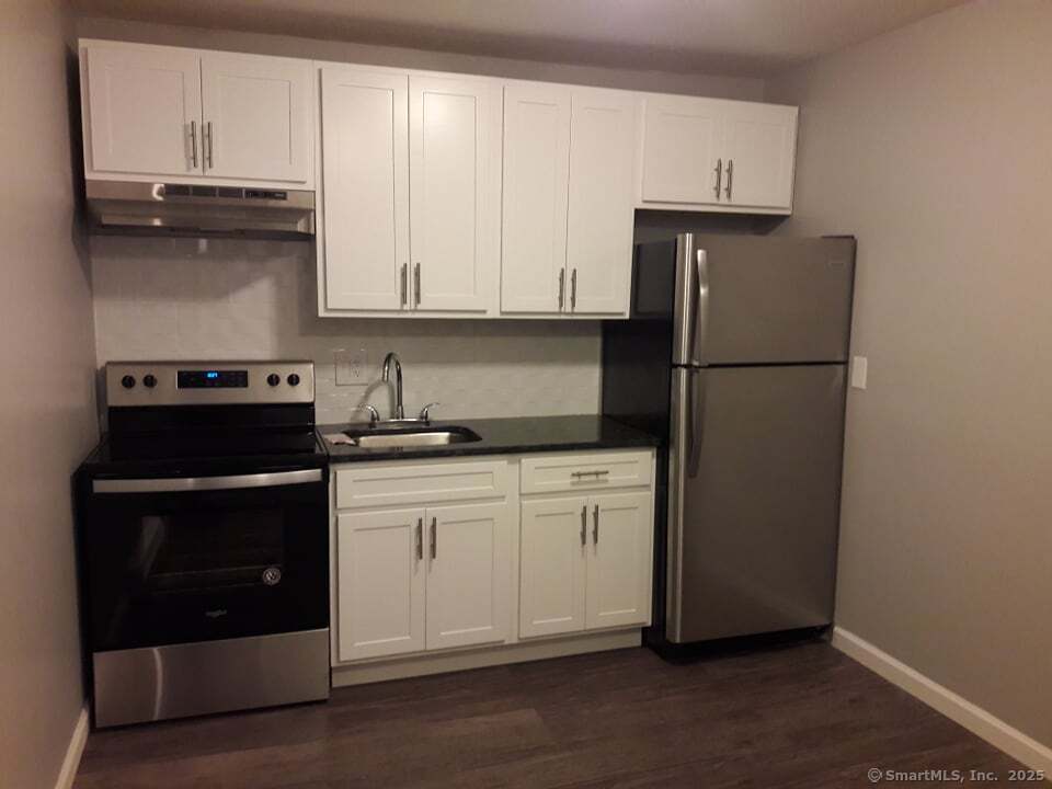 Rental Property at Kaye View Drive 2L, Hamden, Connecticut - Bedrooms: 1 
Bathrooms: 1 
Rooms: 4  - $1,600 MO.
