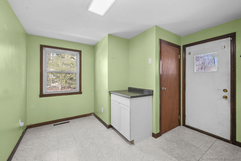 New Britain, Connecticut 06053, United States, 3 Bedrooms Bedrooms, ,1 BathroomBathrooms,Residential,Pending,14026