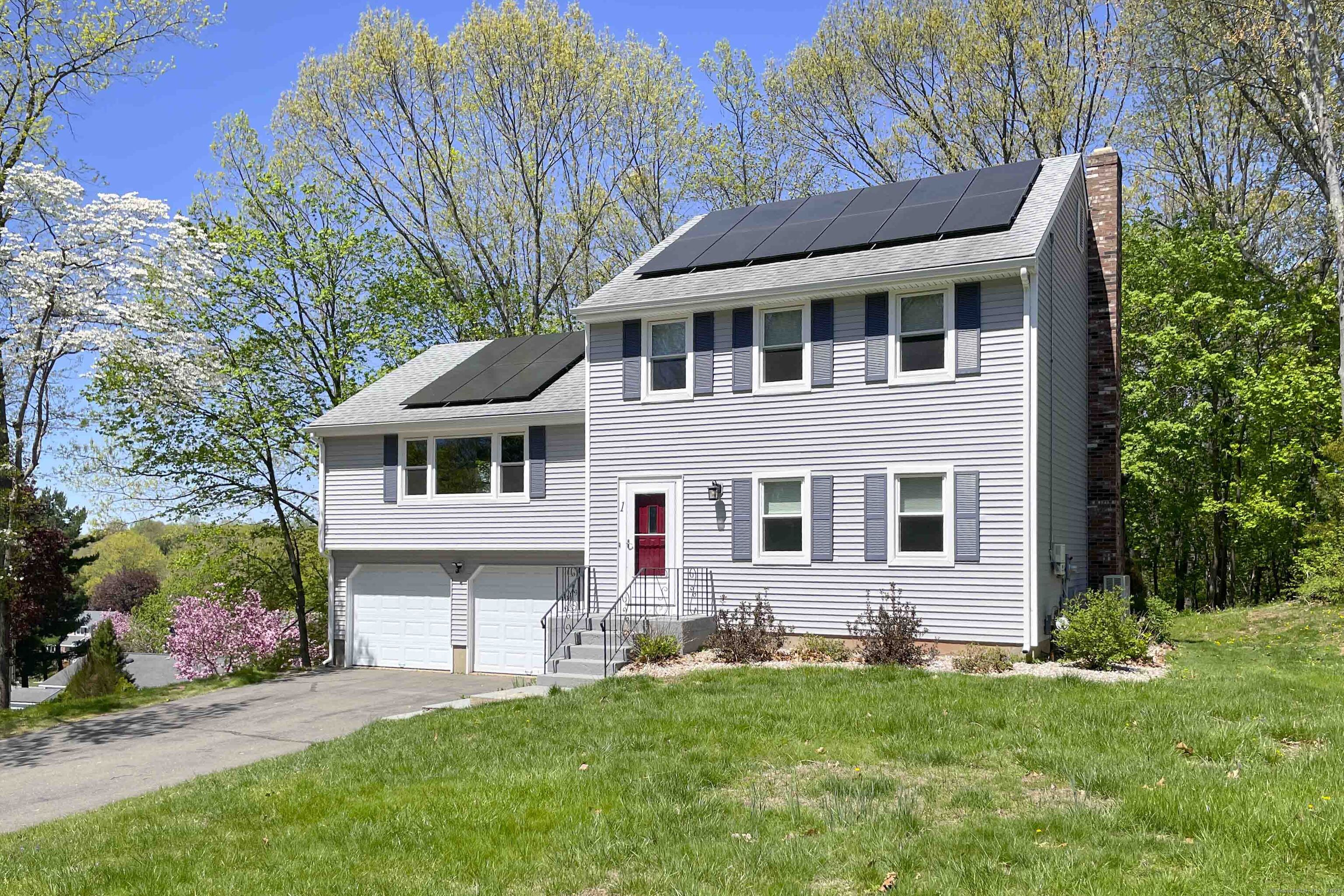 Brittany Circle, Cromwell, Connecticut - 3 Bedrooms  
3 Bathrooms  
10 Rooms - 