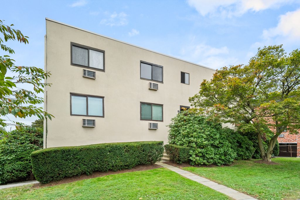 Photo of 737 Cove Road #D2, Stamford, CT 06902 (MLS # 24134745)
