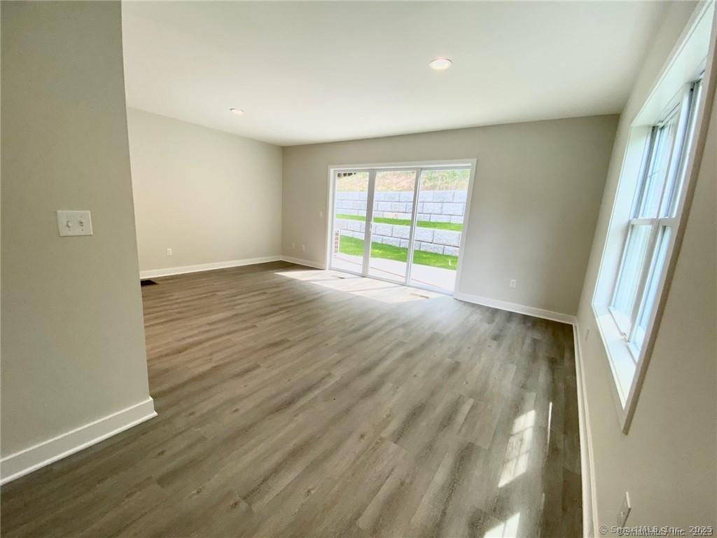 Newtown, Connecticut 06482, United States, 2 Bedrooms Bedrooms, ,2 BathroomsBathrooms,Residential,Active,171103