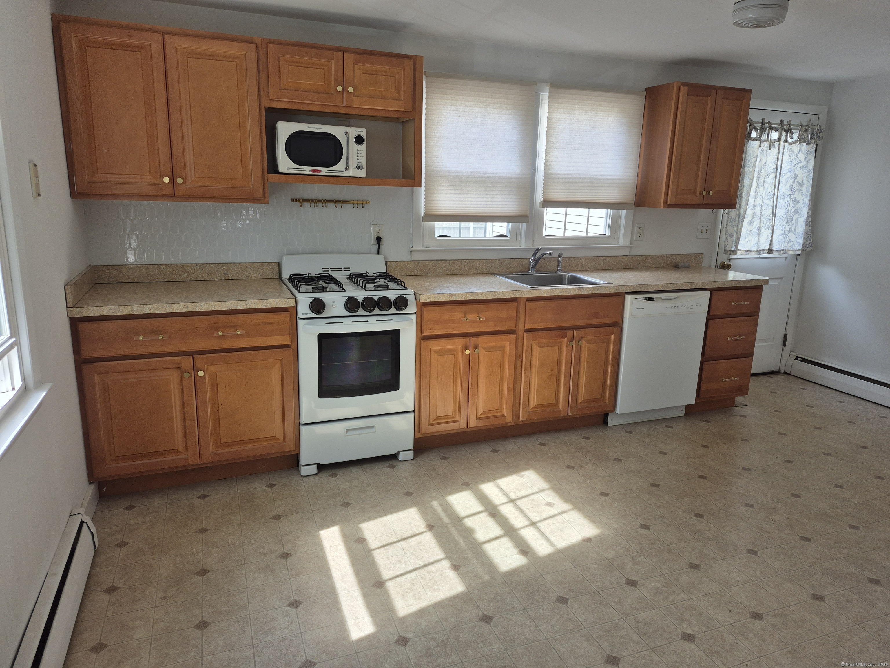 Fairfield, Connecticut 06824, United States, 2 Bedrooms Bedrooms, ,1 BathroomBathrooms,Residential,Pending,226783