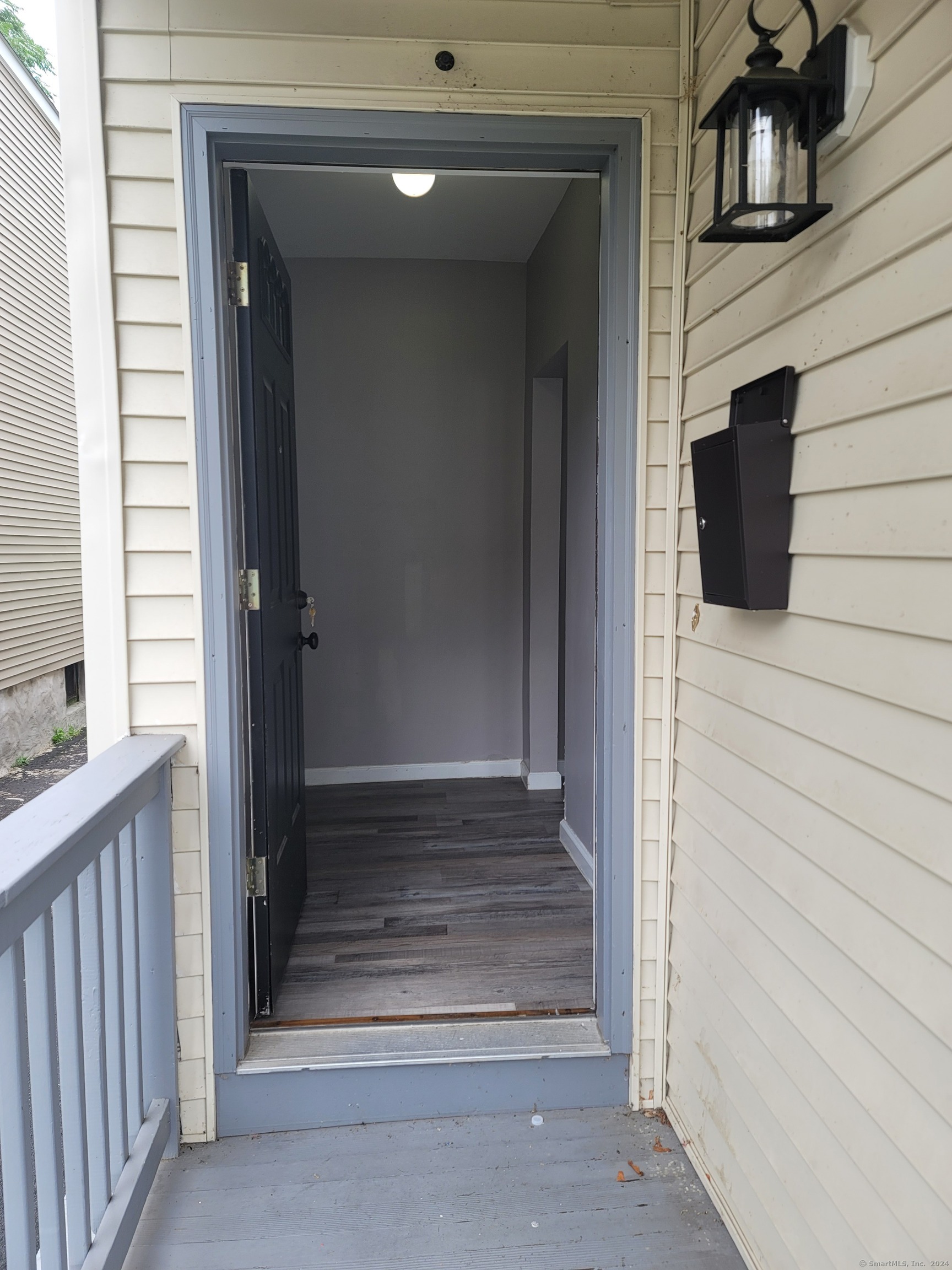 Rental Property at 4143 Mahl Avenue Floor 1, Hartford, Connecticut - Bedrooms: 3 
Bathrooms: 1 
Rooms: 6  - $1,900 MO.