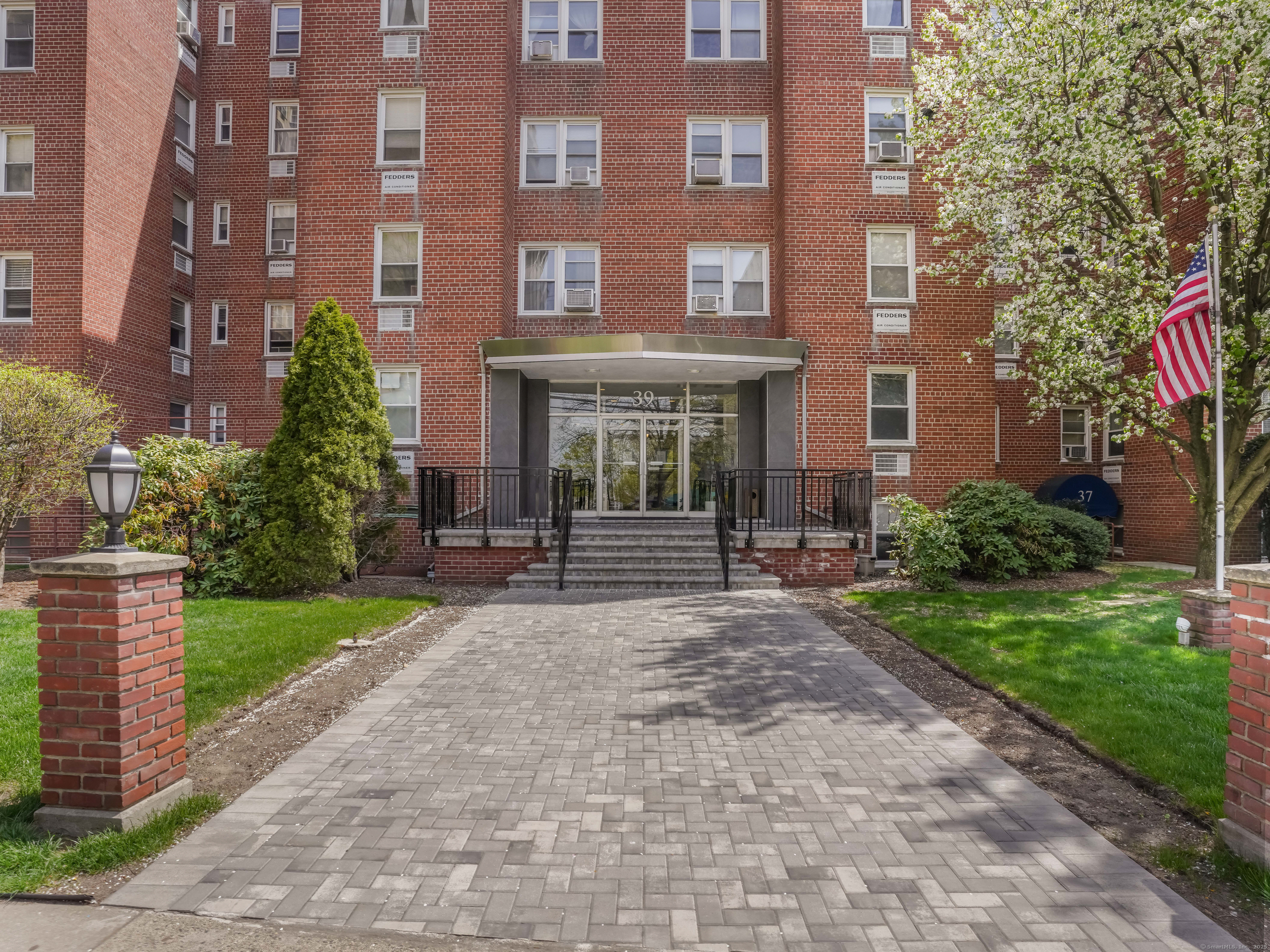 Rental Property at Glenbrook Road Apt 5Y, Stamford, Connecticut - Bedrooms: 1 
Bathrooms: 1 
Rooms: 3  - $2,100 MO.