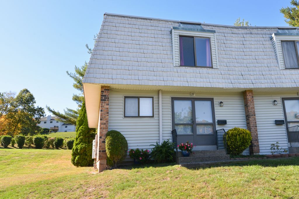 Photo of 27 Chestnut Court #27, Cromwell, CT 06416 (MLS # 24133159)