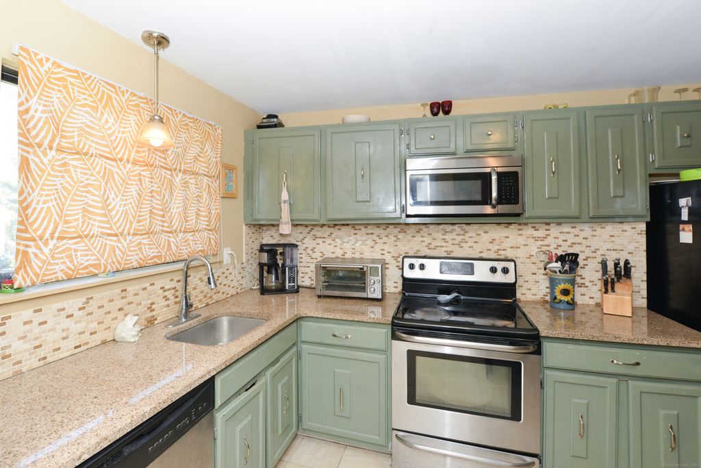 Photo of 27 Chestnut Court #27, Cromwell, CT 06416 (MLS # 24133159)