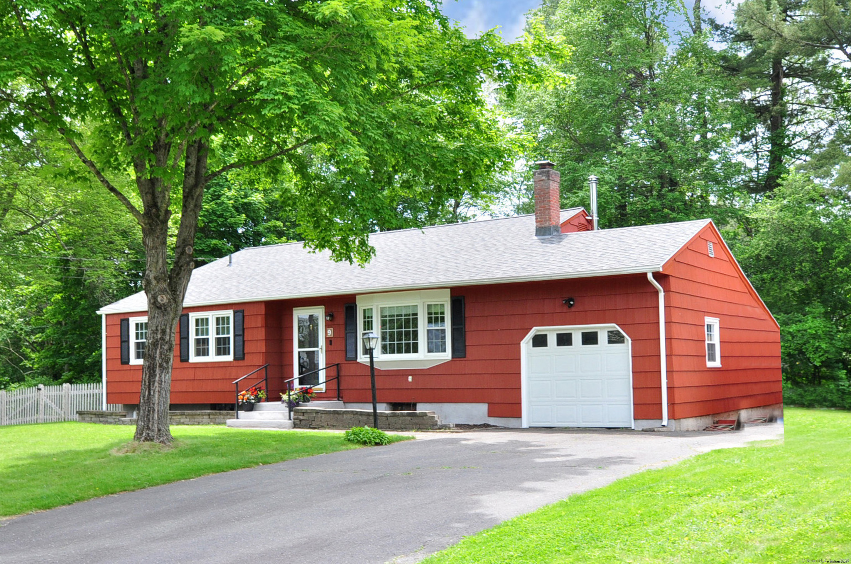 Kings Road, Simsbury, Connecticut - 3 Bedrooms  
2 Bathrooms  
7 Rooms - 