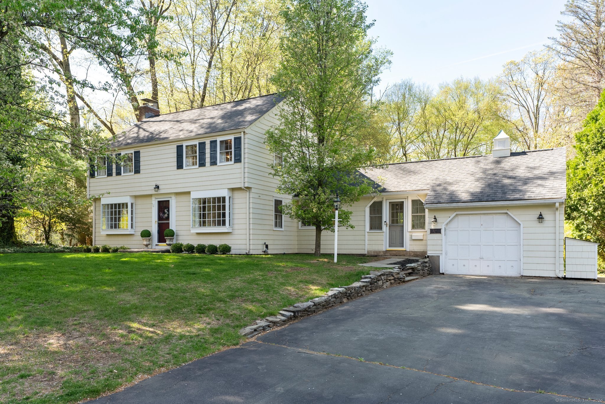 Sheep Hill Drive, West Hartford, Connecticut - 3 Bedrooms  
2 Bathrooms  
8 Rooms - 
