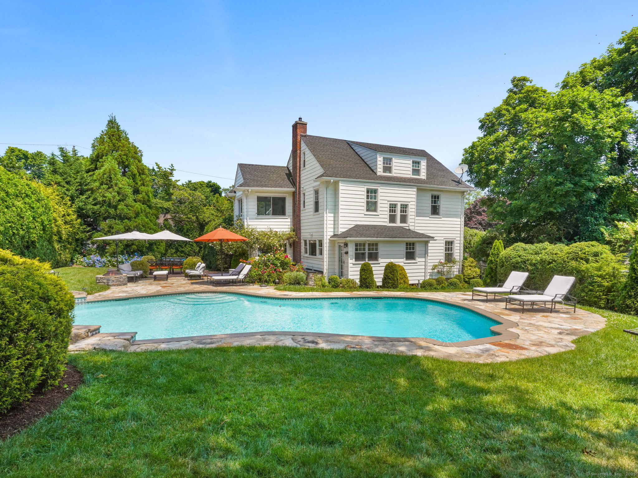 Auldwood Road, Stamford, Connecticut - 5 Bedrooms  
4 Bathrooms  
9 Rooms - 