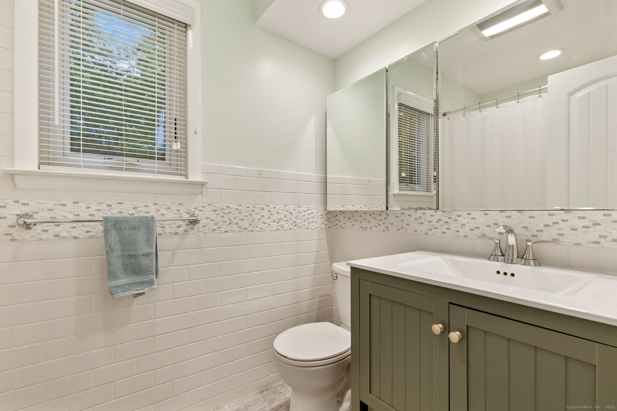 Stamford, Connecticut 06903, United States, 4 Bedrooms Bedrooms, ,3 BathroomsBathrooms,Residential,Active,177110