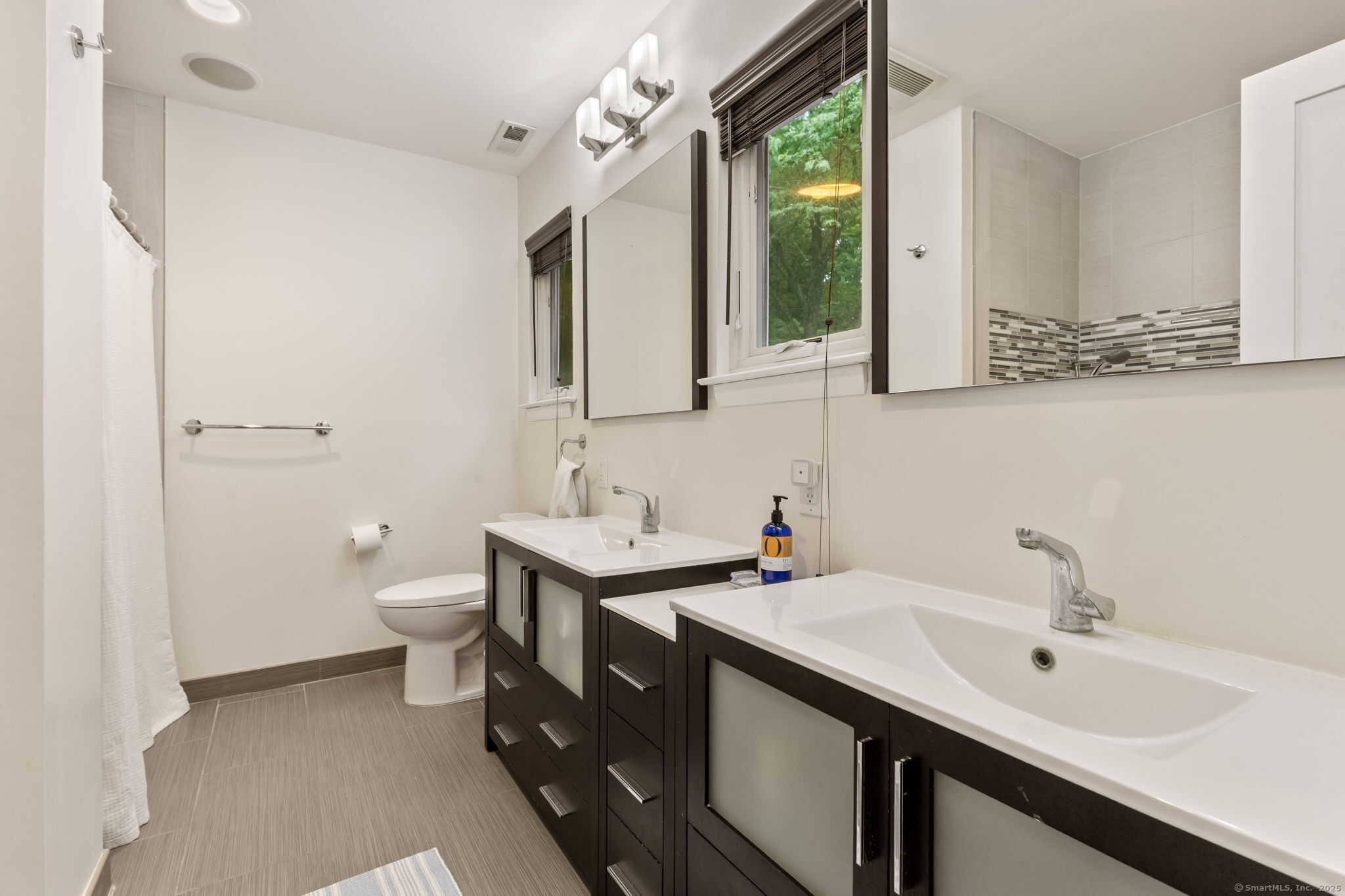 Stamford, Connecticut 06903, United States, 4 Bedrooms Bedrooms, ,3 BathroomsBathrooms,Residential,Active,177110