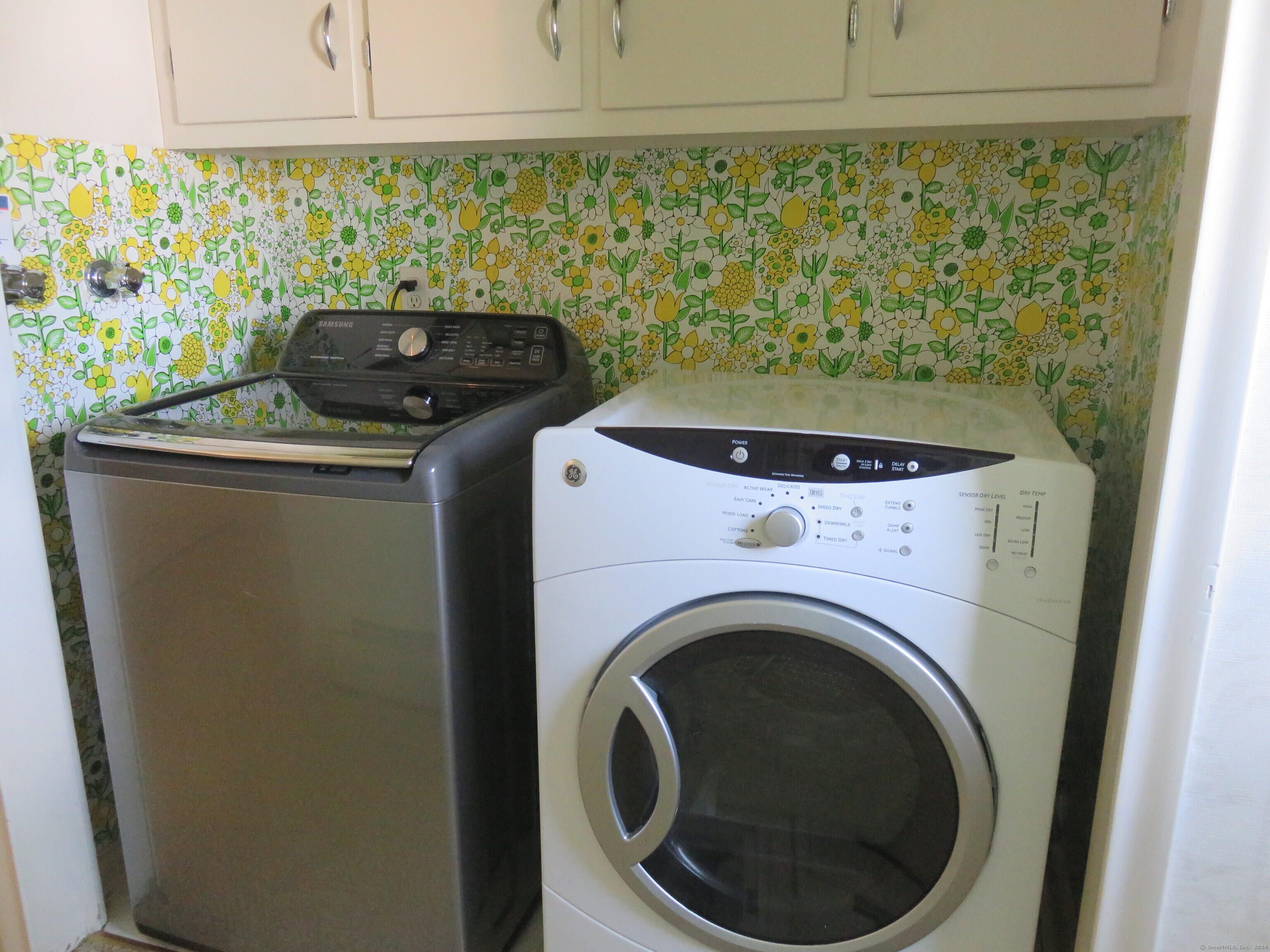 Farmington, Connecticut 06032, United States, 3 Bedrooms Bedrooms, ,2 BathroomsBathrooms,Residential,Active,99788