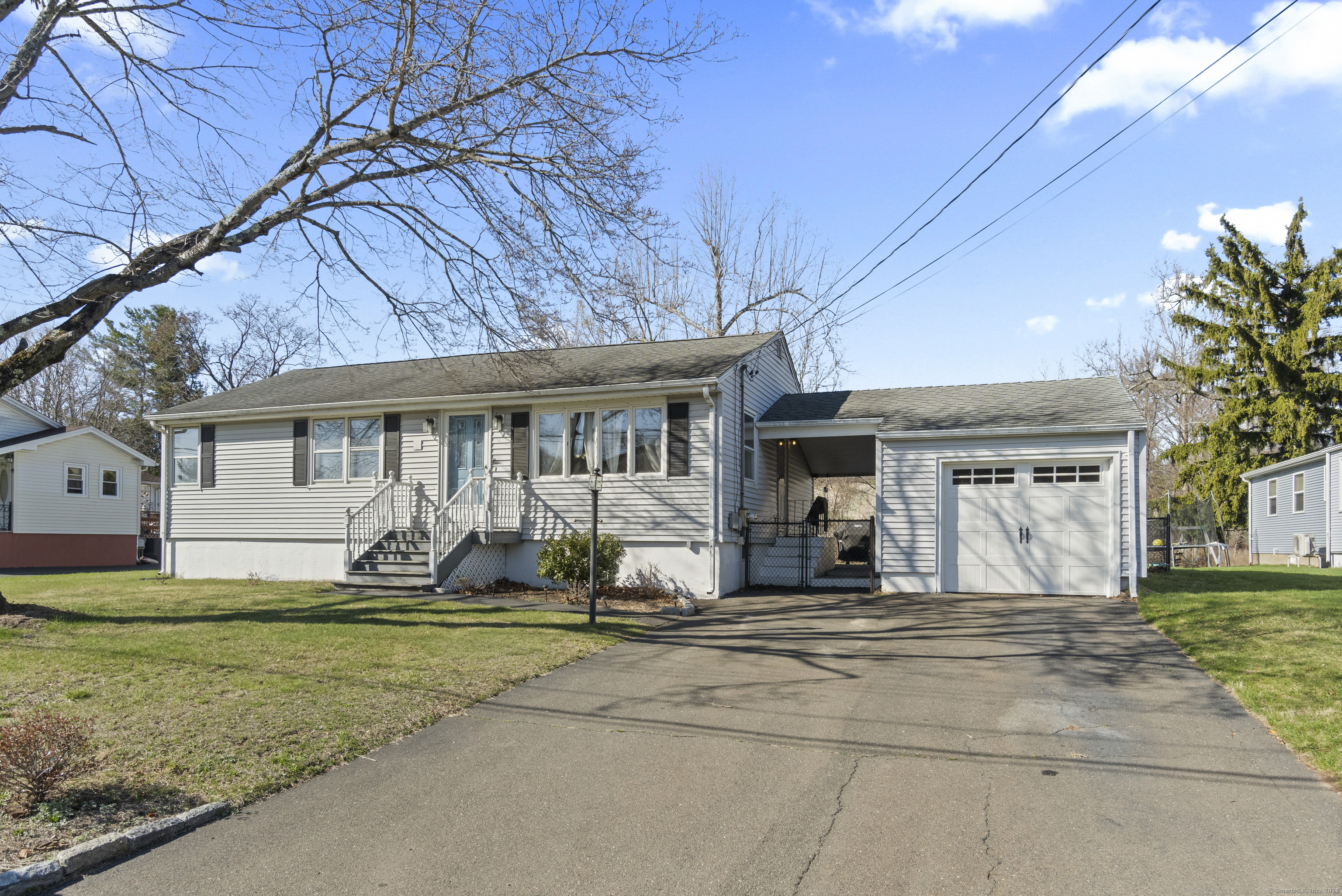 Brookfield Road, East Haven, Connecticut - 3 Bedrooms  
1 Bathrooms  
5 Rooms - 