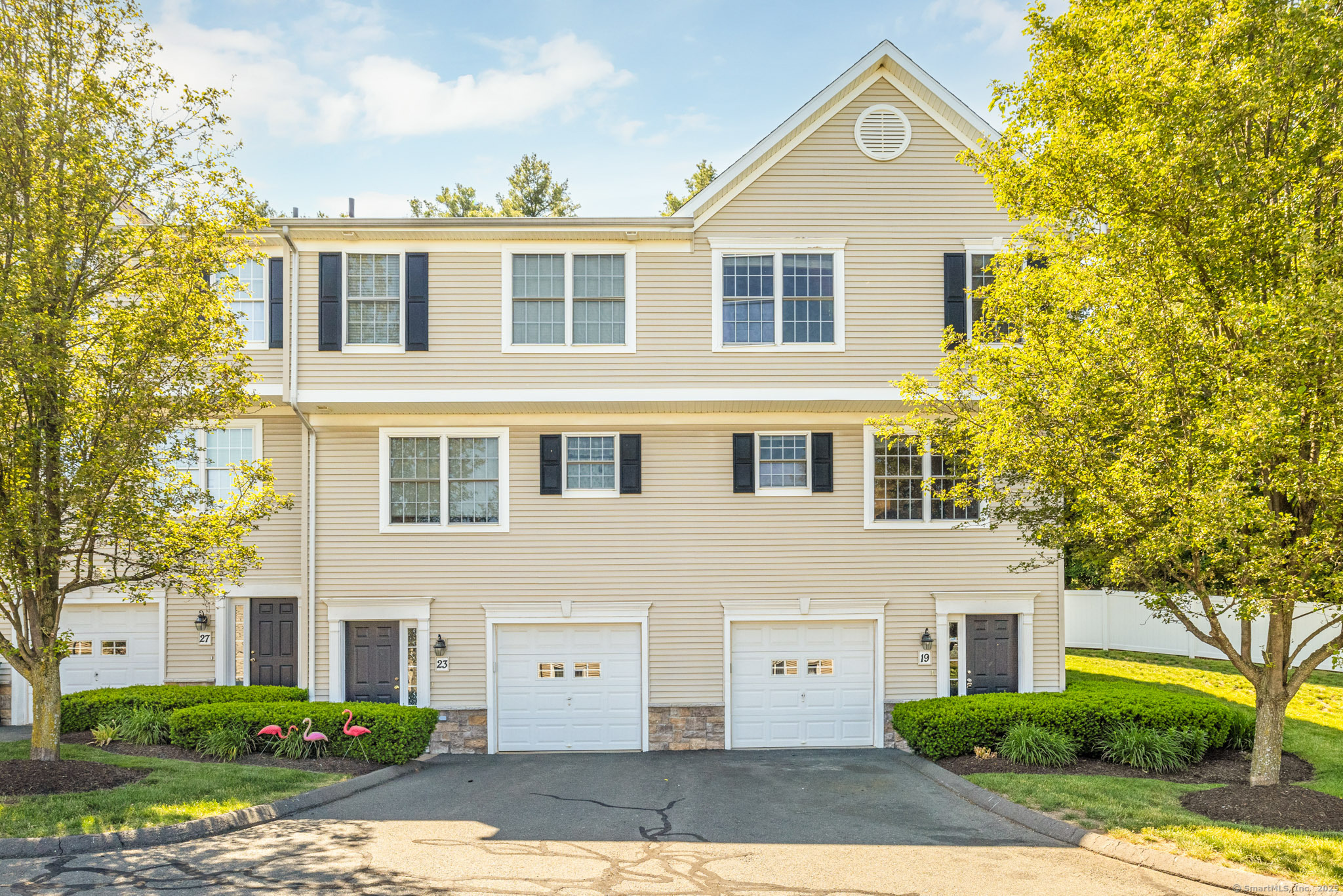 Nolan Circle 23, Manchester, Connecticut - 2 Bedrooms  
3 Bathrooms  
5 Rooms - 